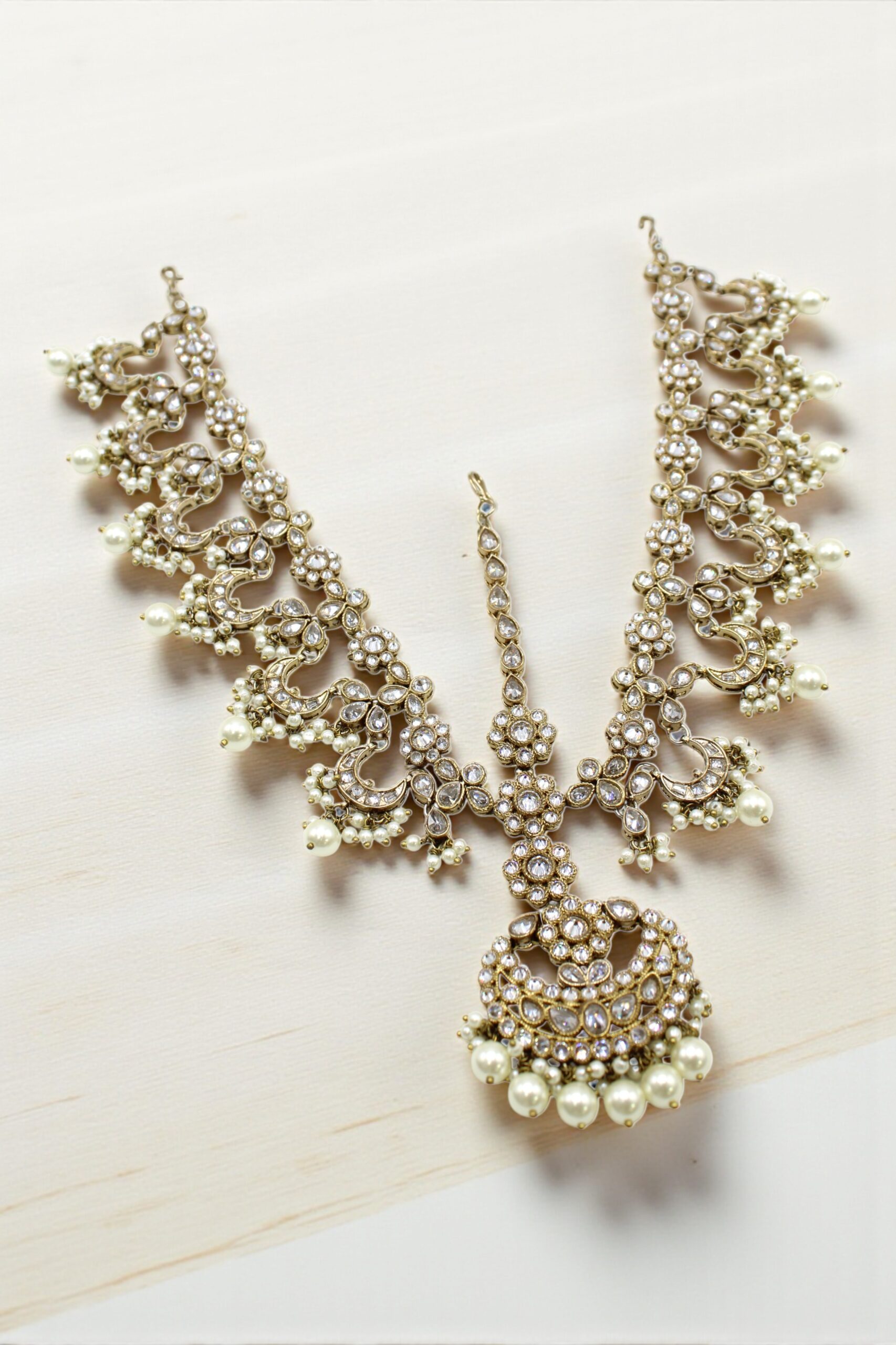 Elegant Vintage Pearl and Crystal Necklace - Image 2