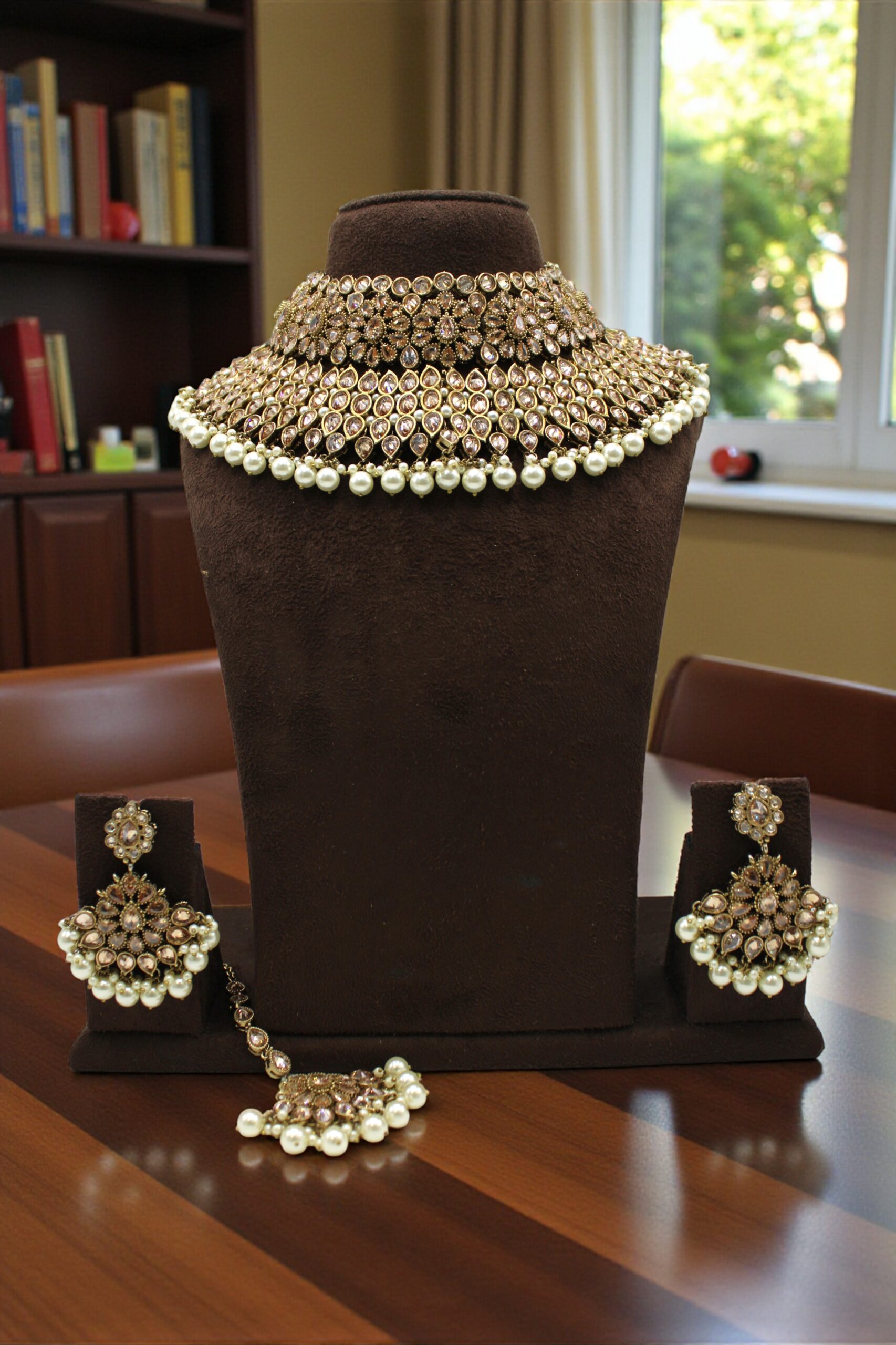 Elegant Traditional Jewelry Set with Pearl Accents - Image 2