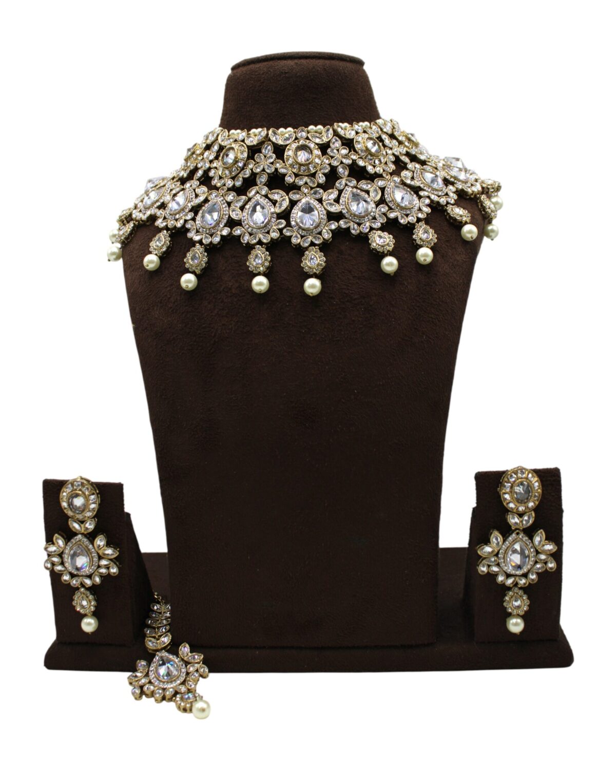 Elegant Traditional Jewelry Set with Intricate Design