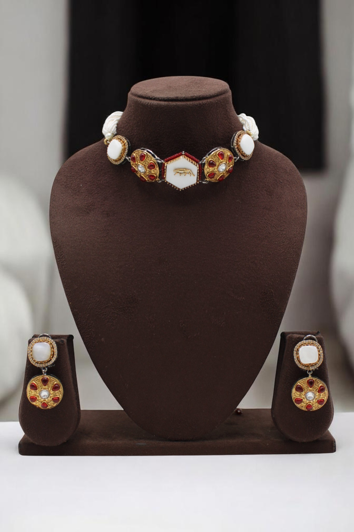 Elegant Traditional Jewelry Set with Red and White Accents - Image 2