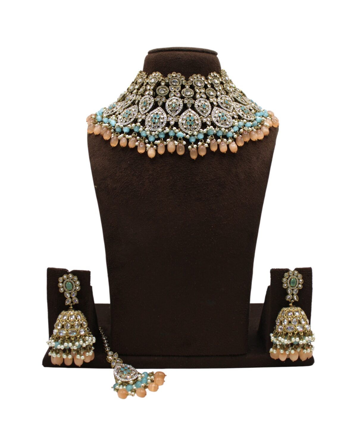 Elegant Traditional Jewelry Set with Intricate Design and Gemstone Accents