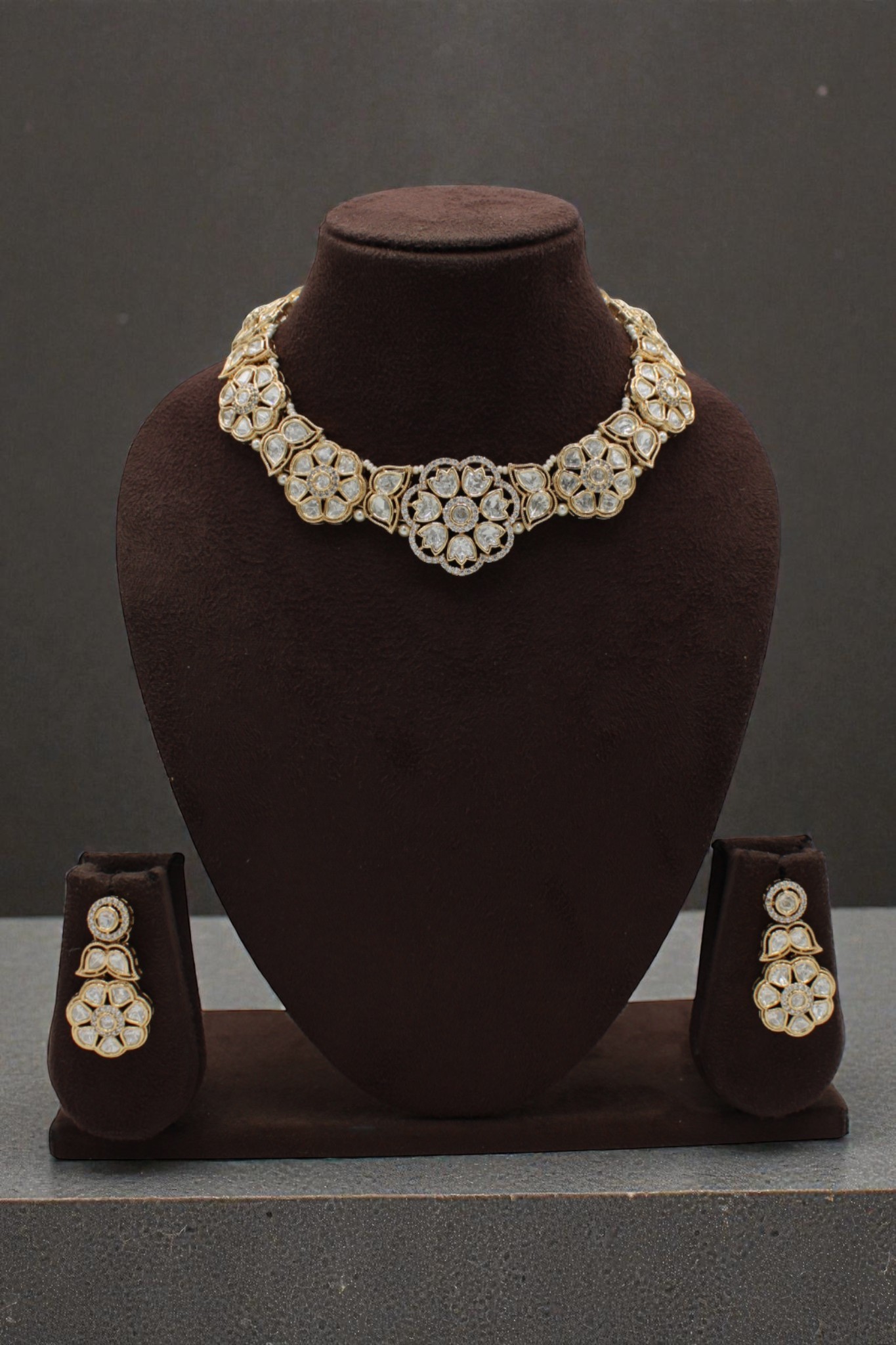 Elegant Gold and Diamond Floral Jewelry Set - Image 3