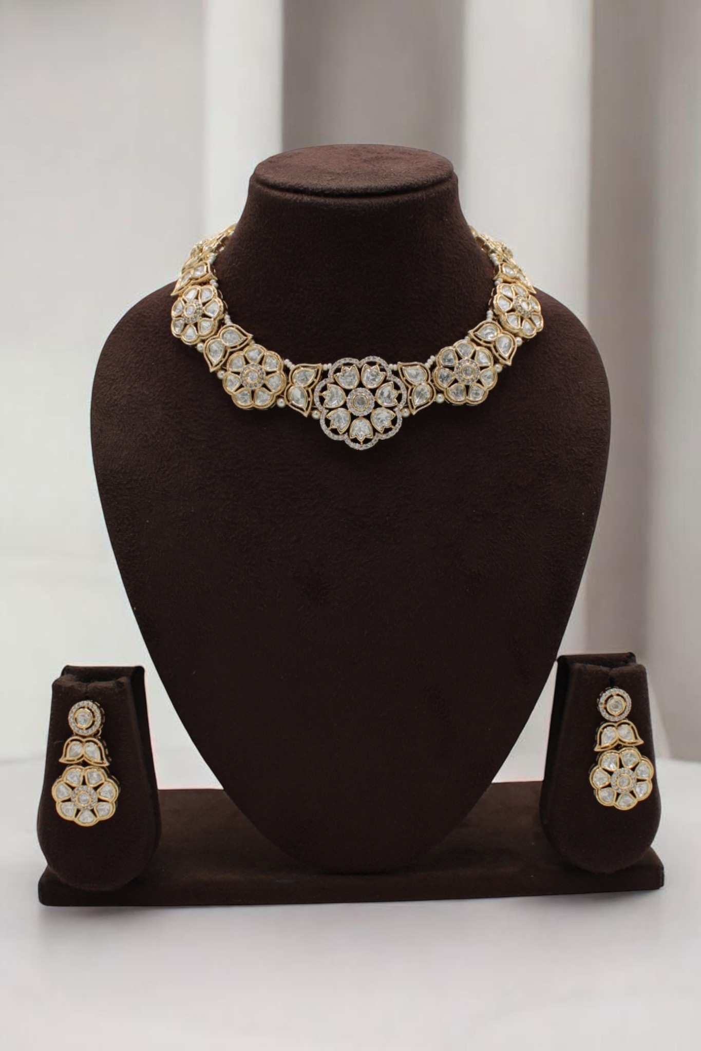 Elegant Gold and Diamond Floral Jewelry Set - Image 2
