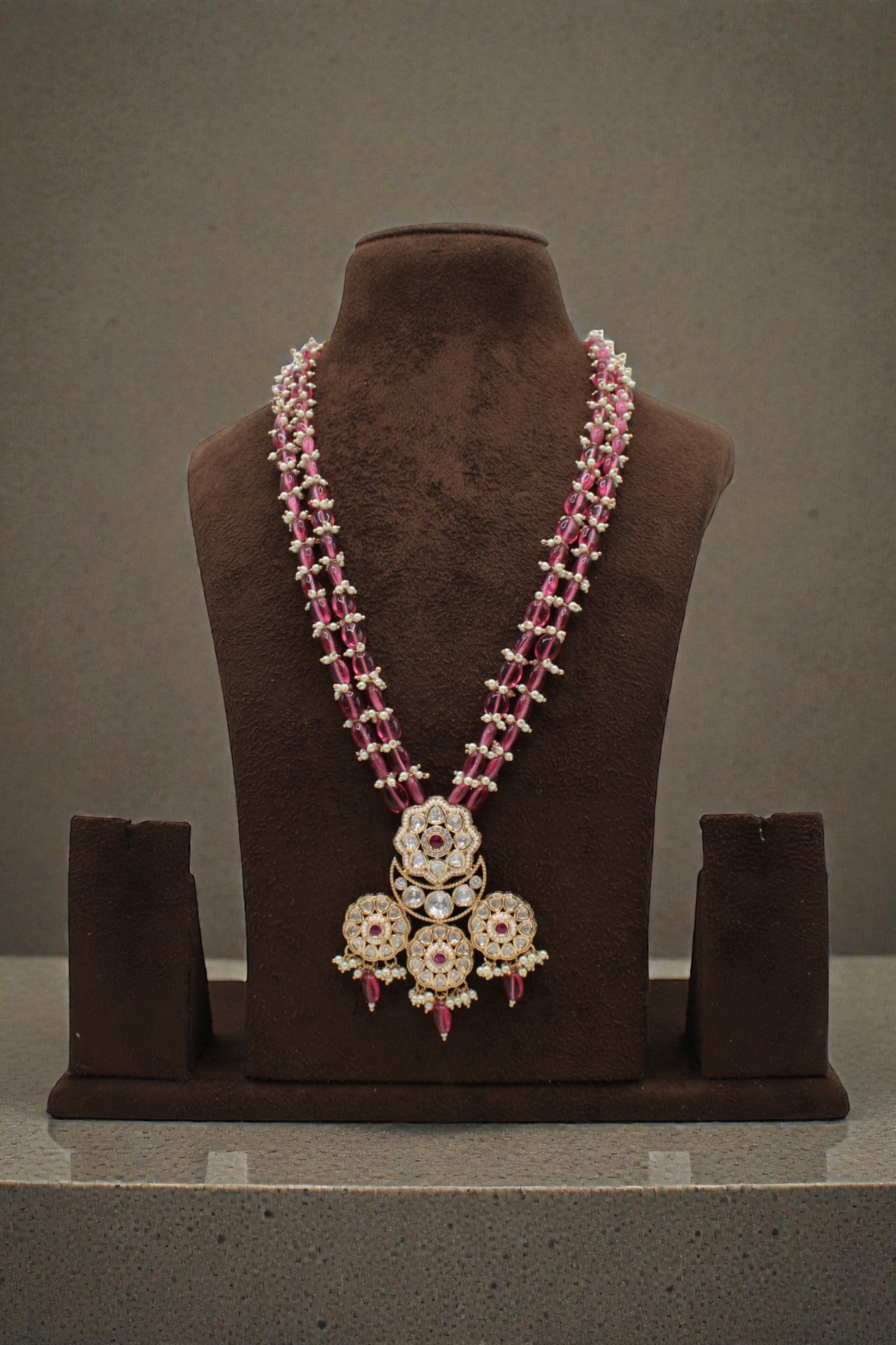 Elegant Traditional Necklace with Floral Motifs and Pink Accents - Image 3