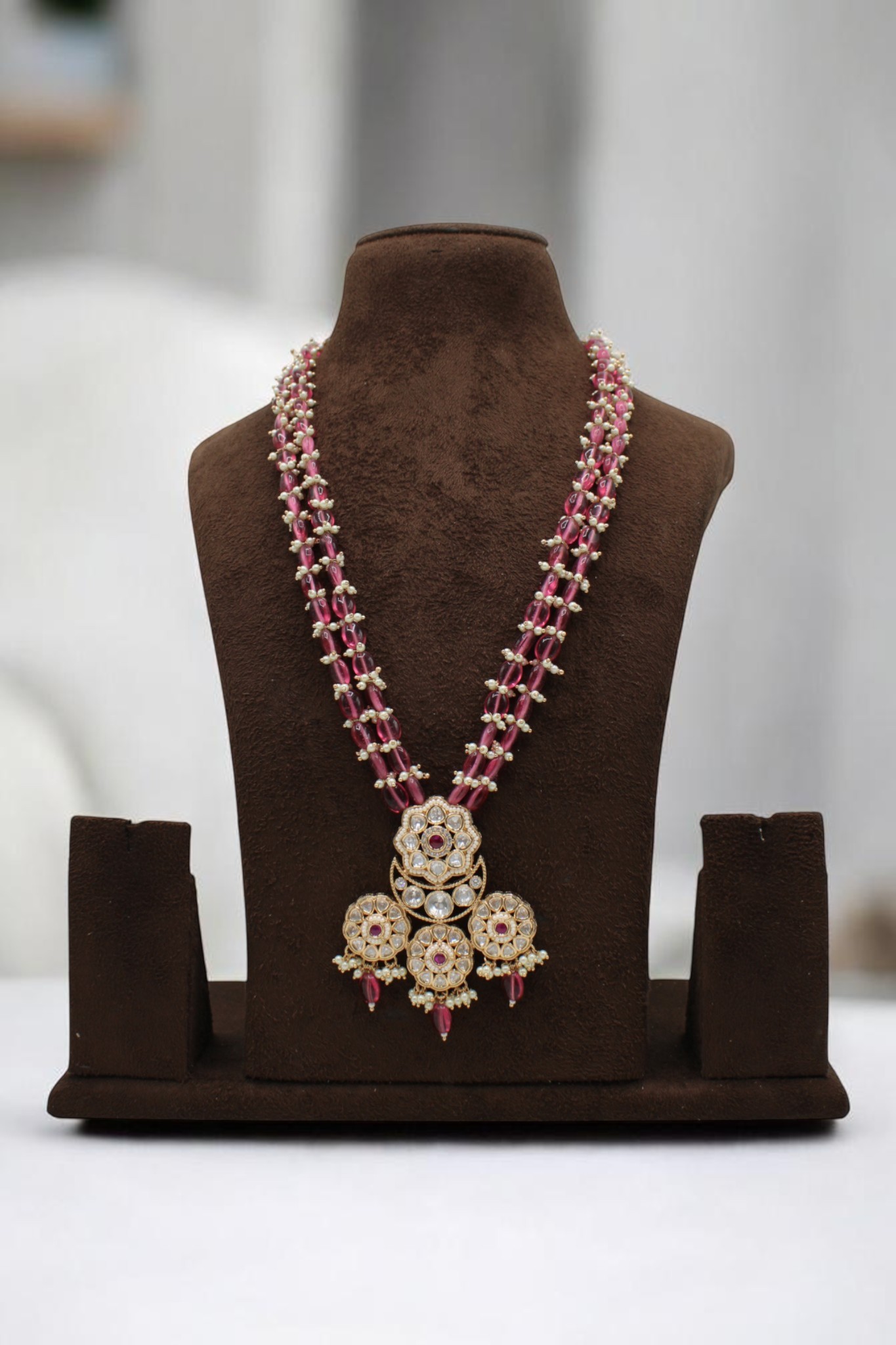 Elegant Traditional Necklace with Floral Motifs and Pink Accents - Image 2