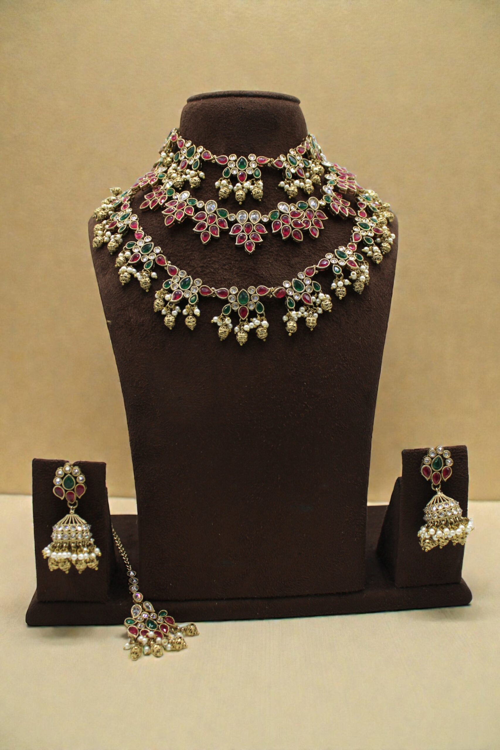 Elegant Traditional Indian Jewelry Set with Floral Design - Image 3
