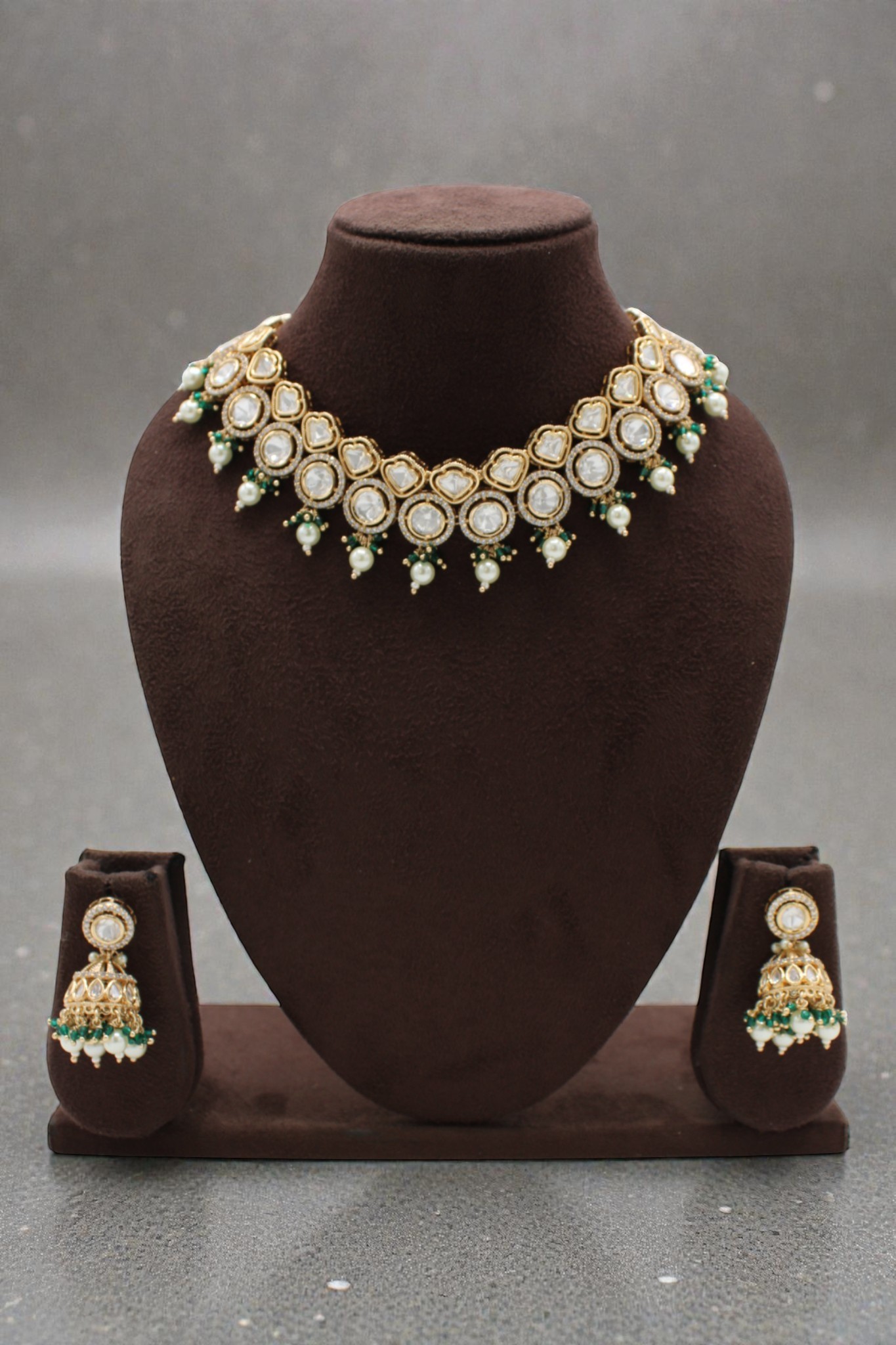 Elegant Gold and Pearl Necklace Set with Matching Earrings - Image 3
