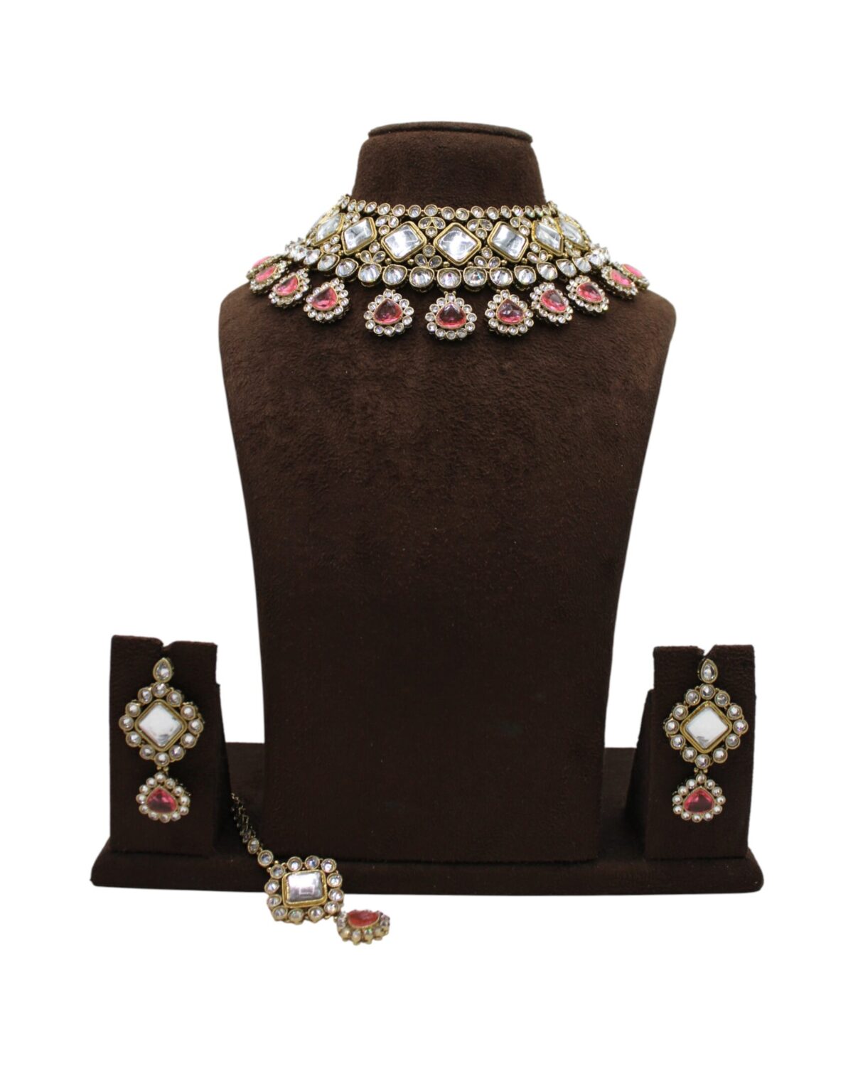 Elegant Traditional Jewelry Set with Gemstone Accents