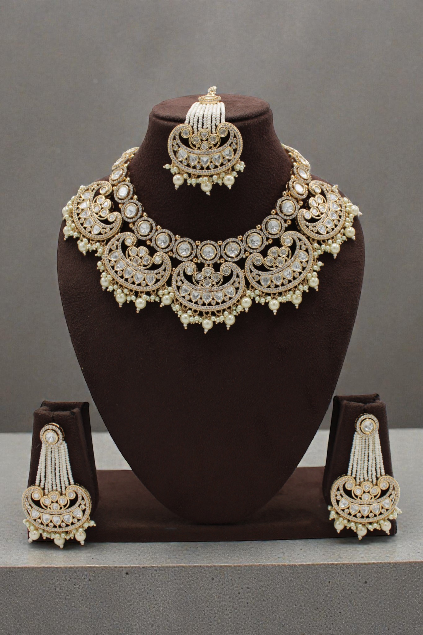 Elegant Traditional Jewelry Set with Intricate Design - Image 3