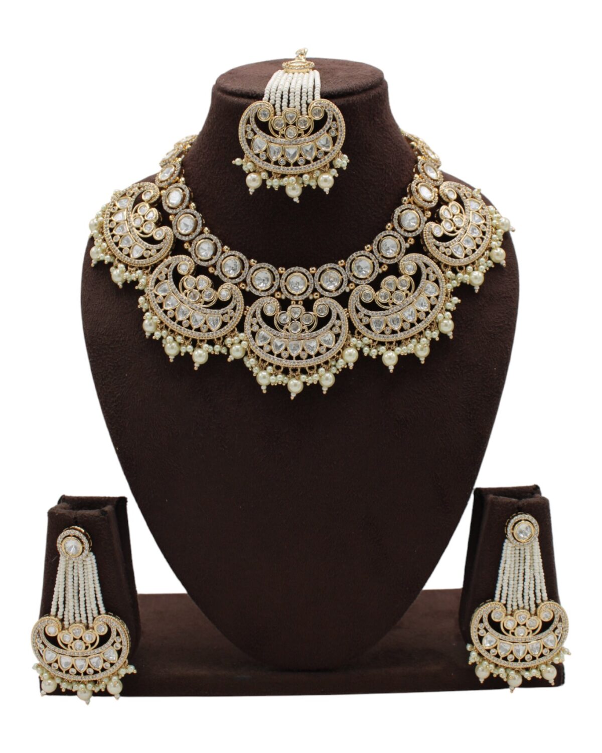 Elegant Traditional Jewelry Set with Intricate Design