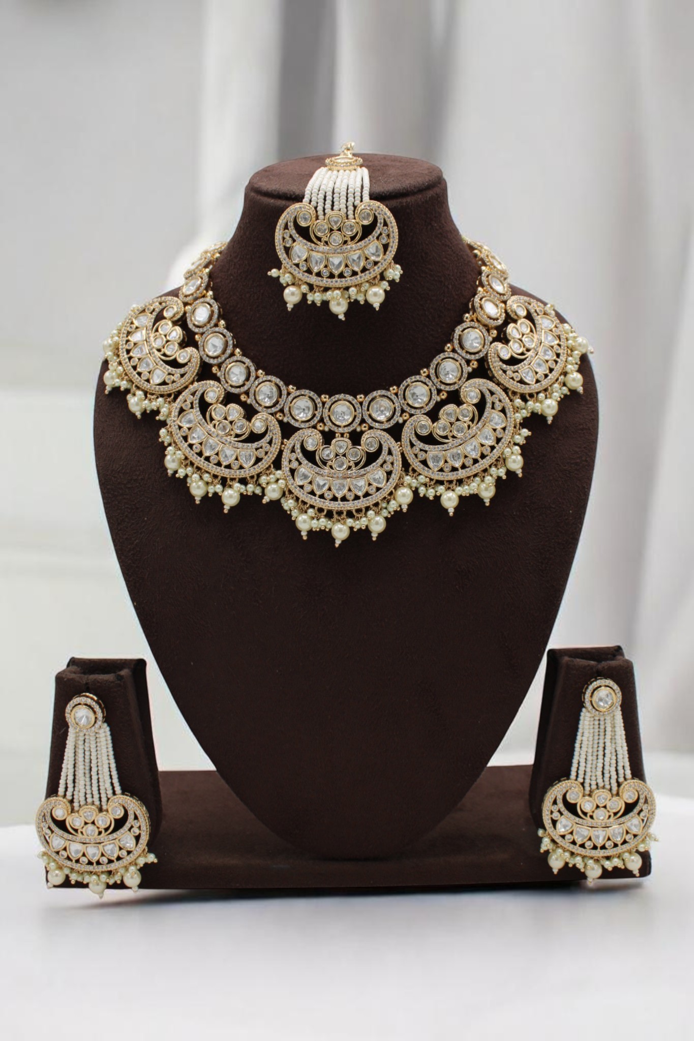 Elegant Traditional Jewelry Set with Intricate Design - Image 2