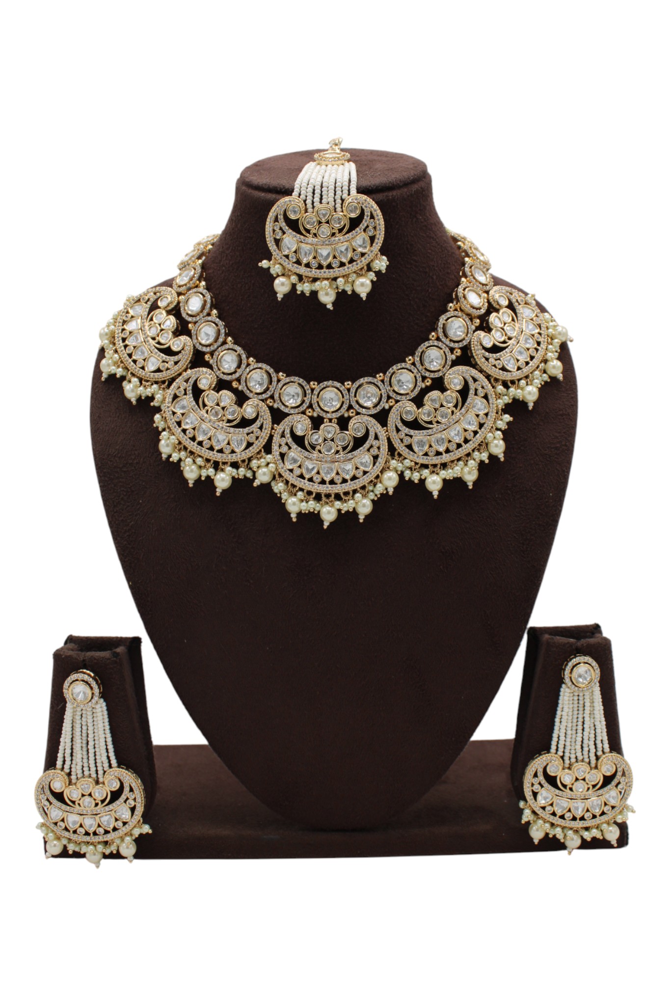 Elegant Traditional Jewelry Set with Intricate Design