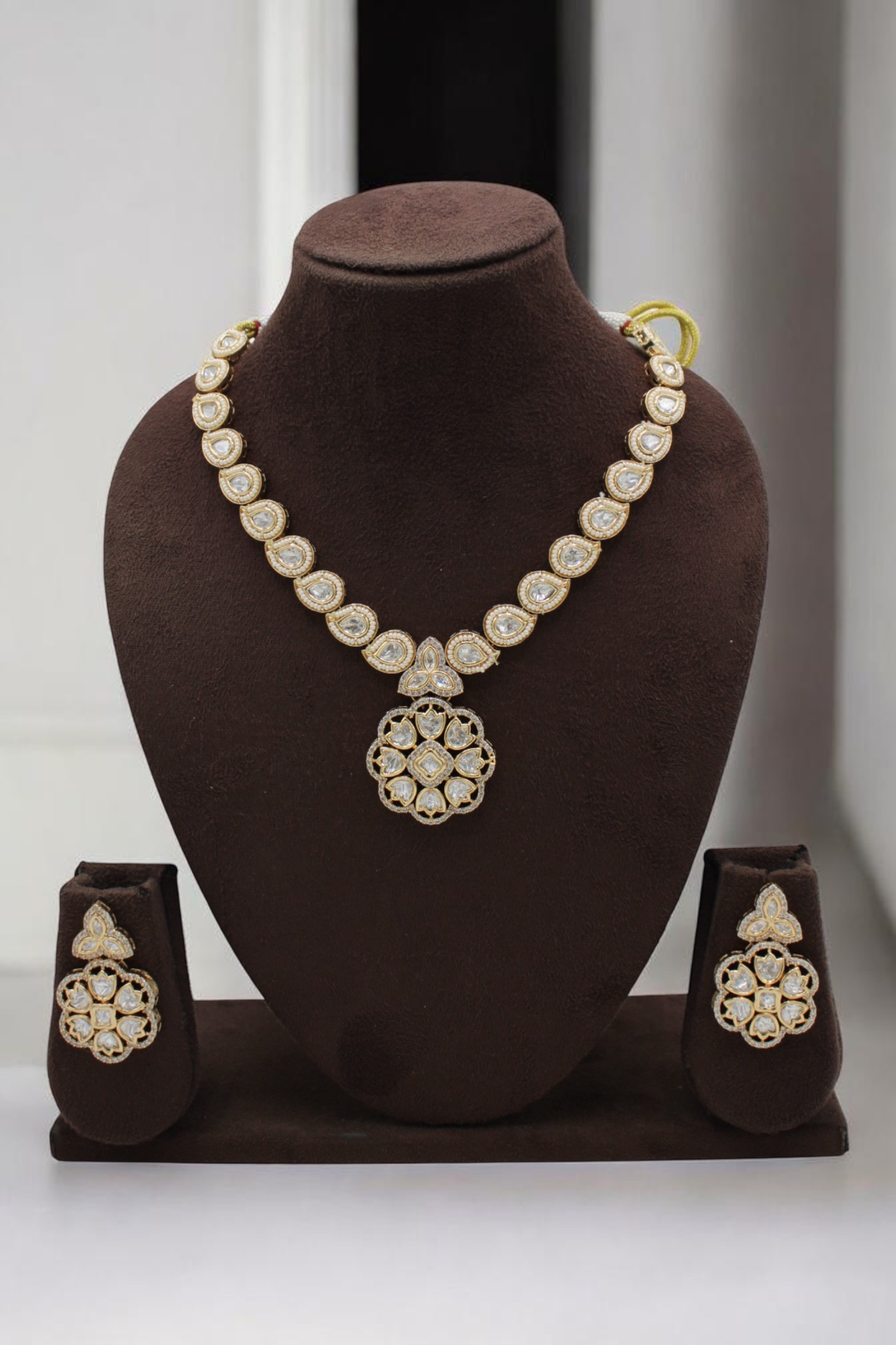Elegant Gold and Diamond Necklace Set - Image 2