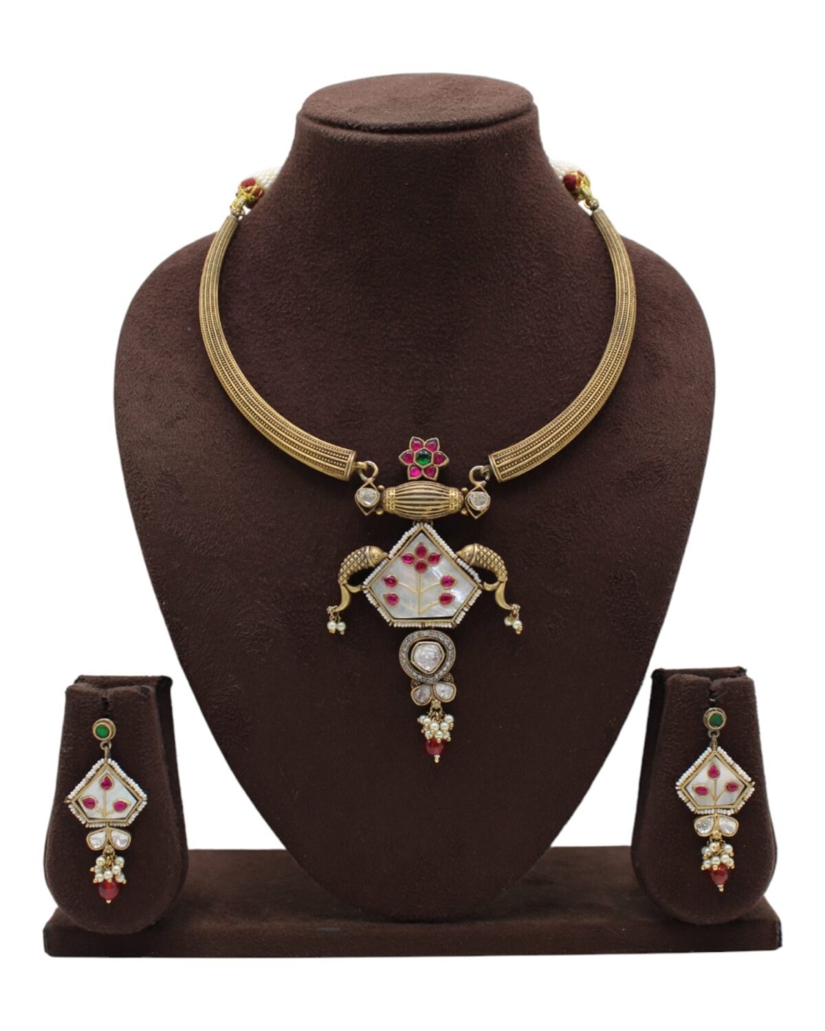 Elegant Traditional Jewelry Set with Intricate Design