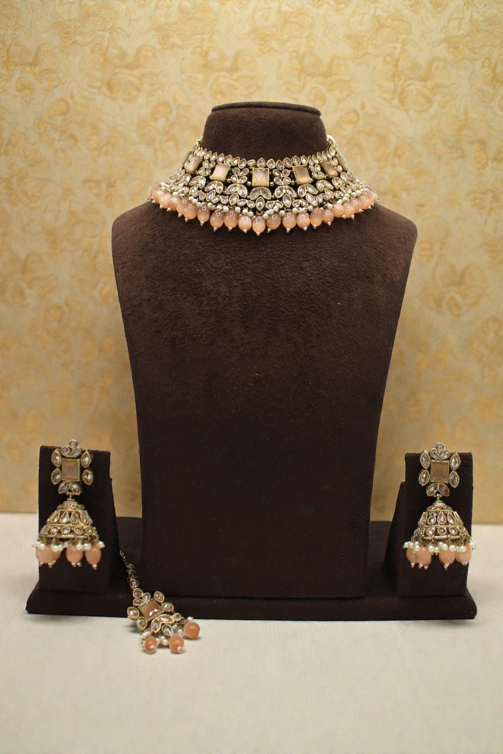 Elegant Traditional Jewelry Set with Choker and Earrings - Image 3