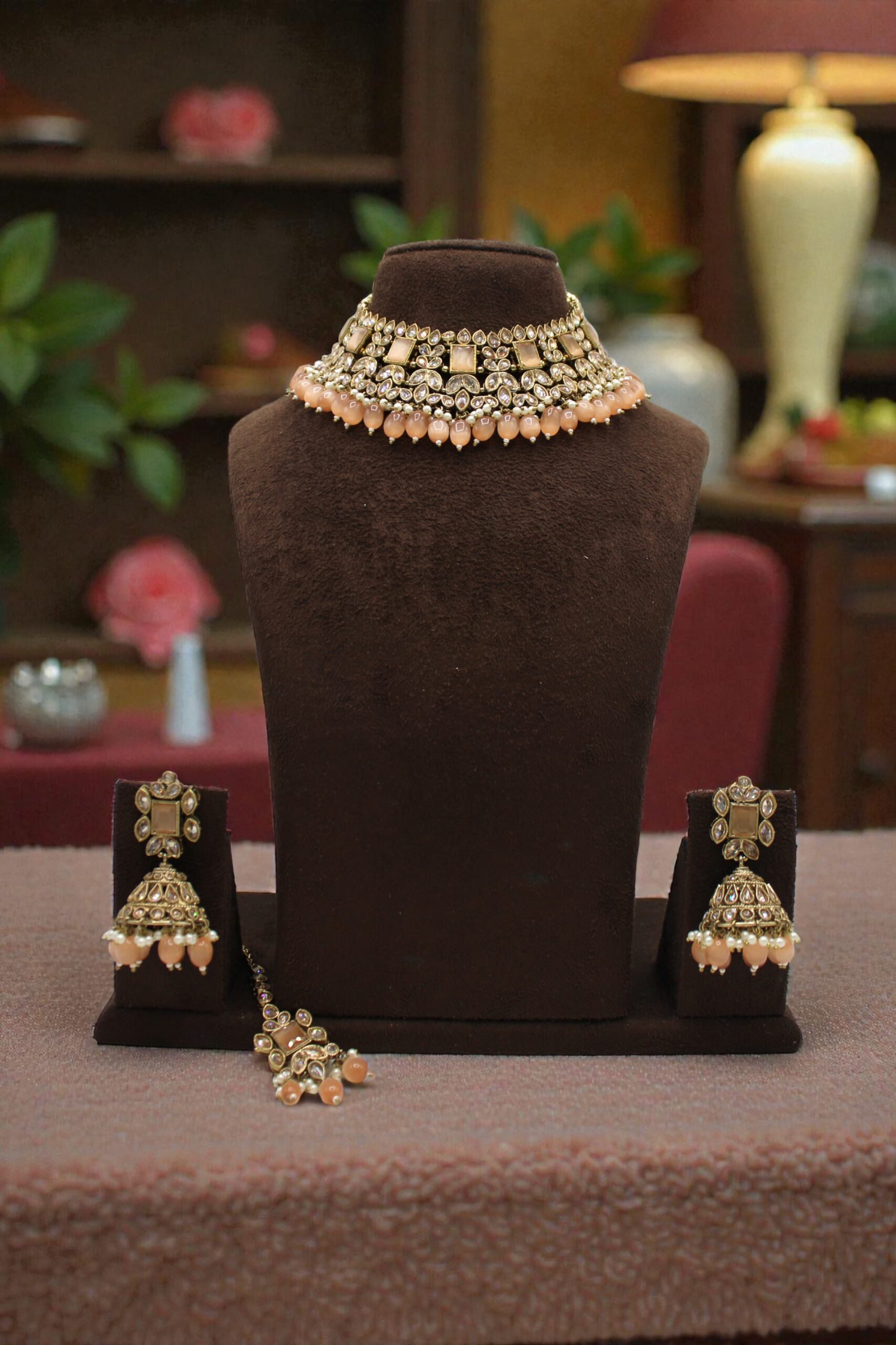 Elegant Traditional Jewelry Set with Choker and Earrings - Image 2