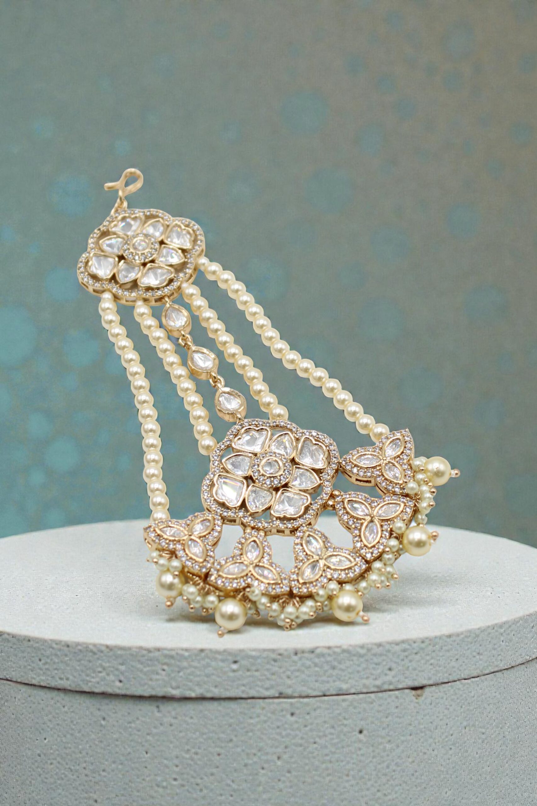 Elegant Pearl and Diamond-Studded Jewelry Piece - Image 2