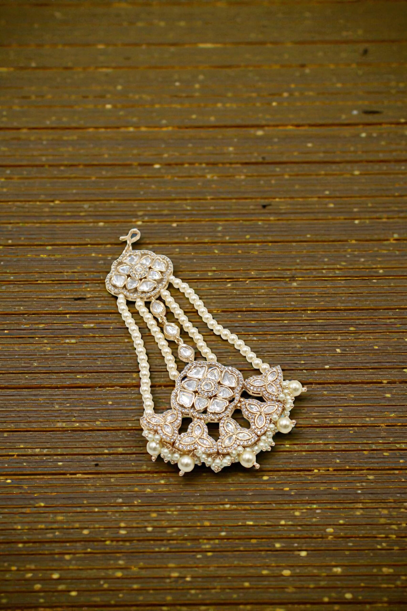 Elegant Pearl and Diamond-Studded Jewelry Piece - Image 3