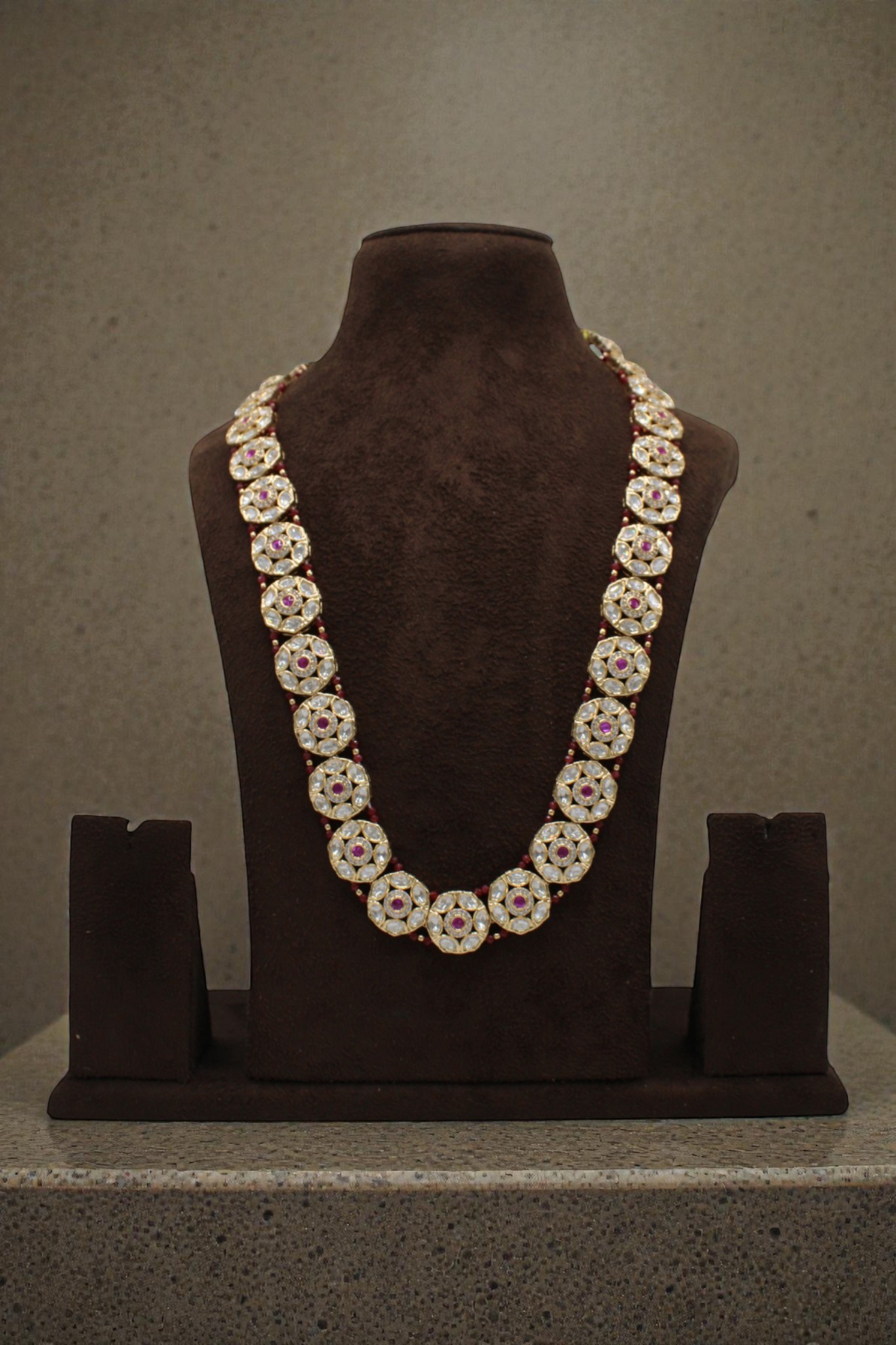 Elegant Traditional Necklace with Floral Motifs - Image 3