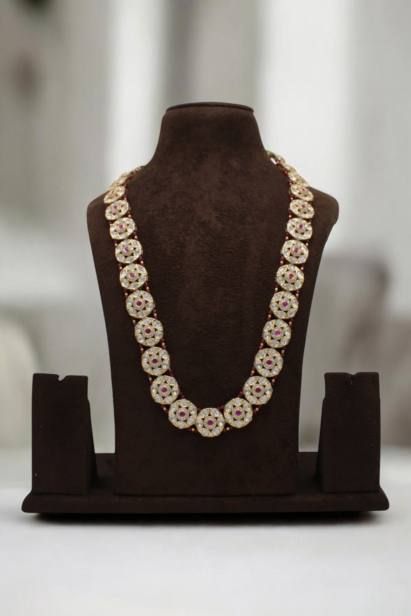 Elegant Traditional Necklace with Floral Motifs - Image 2