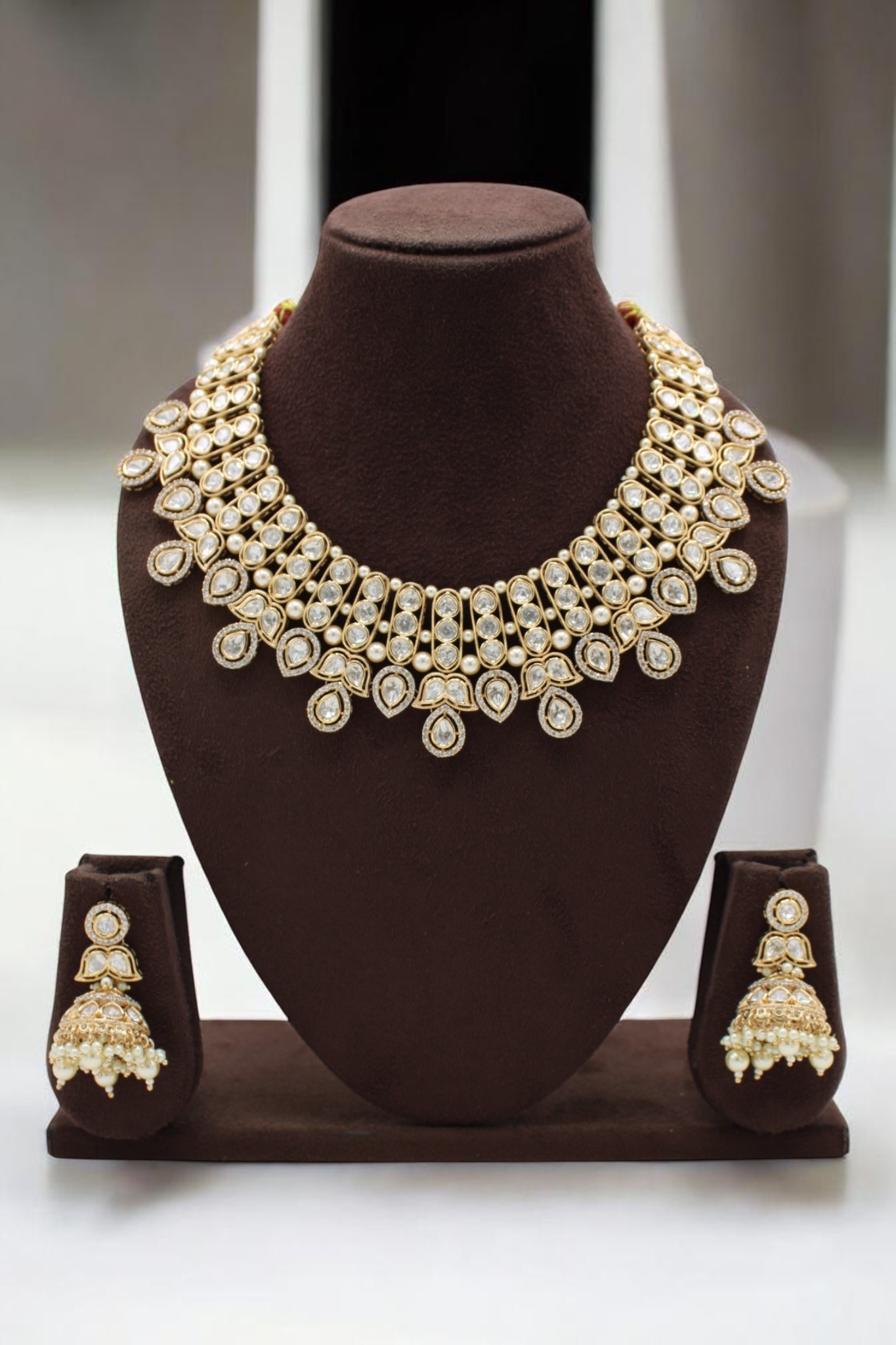 Elegant Gold and Diamond Necklace Set - Image 2
