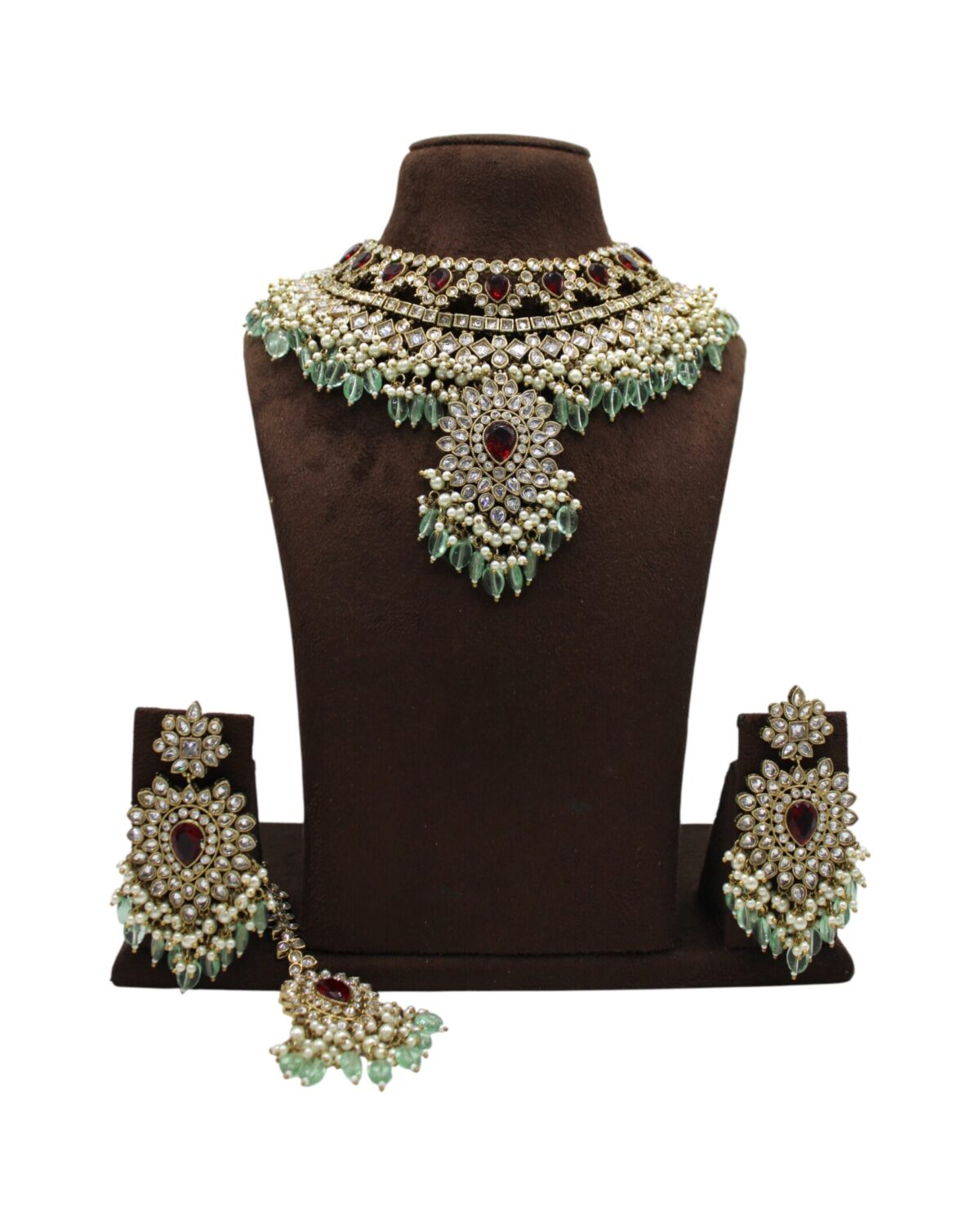 Elegant Traditional Jewelry Set with Pearls and Emerald Accents