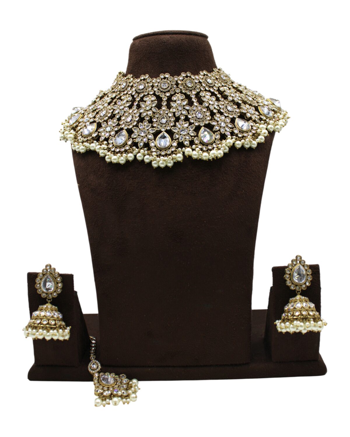 Elegant Traditional Jewelry Set with Intricate Design