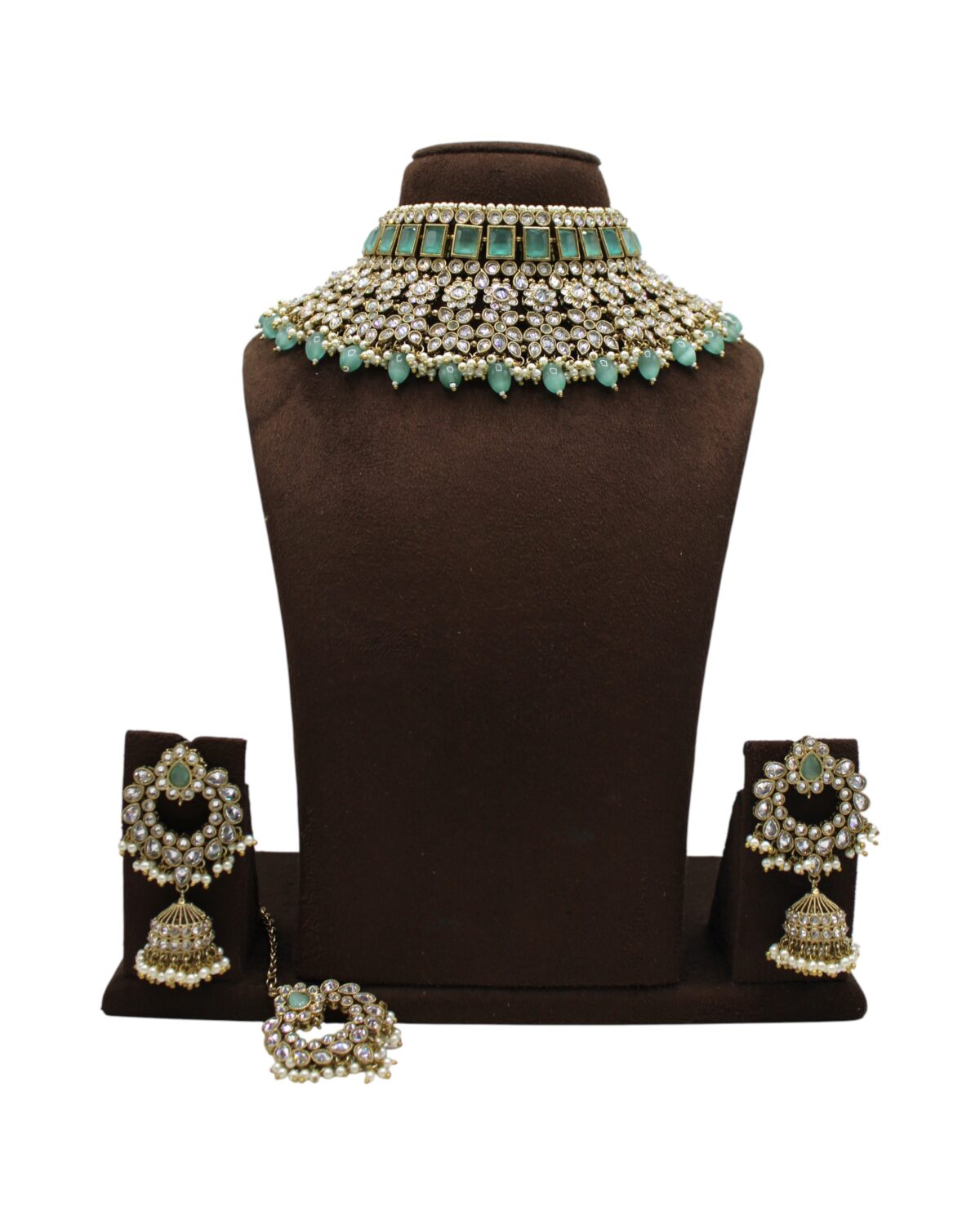 Elegant Traditional Jewelry Set with Emerald Accents