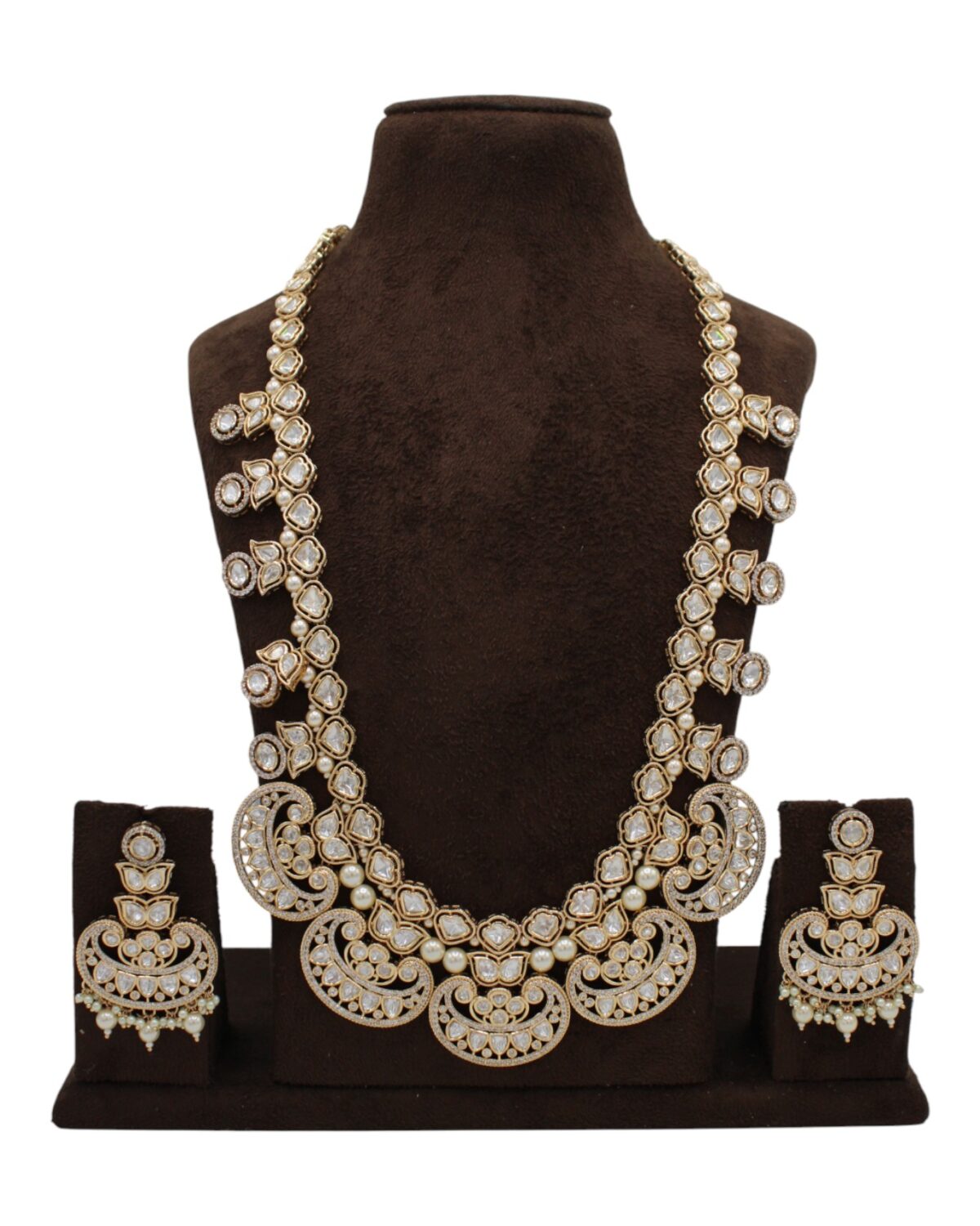 Elegant Traditional Jewelry Set with Necklace and Earrings