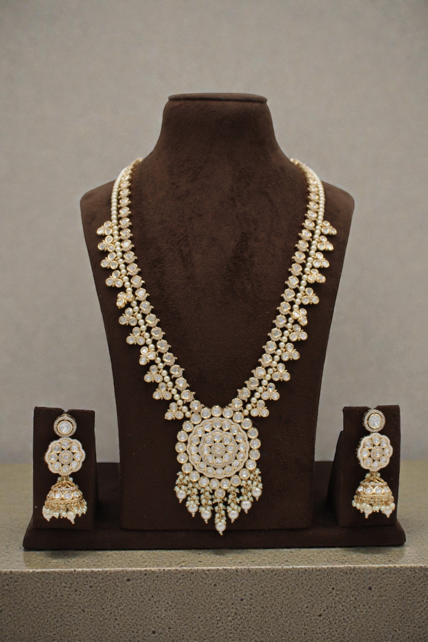 Elegant Traditional Jewelry Set with Intricate Design - Image 3