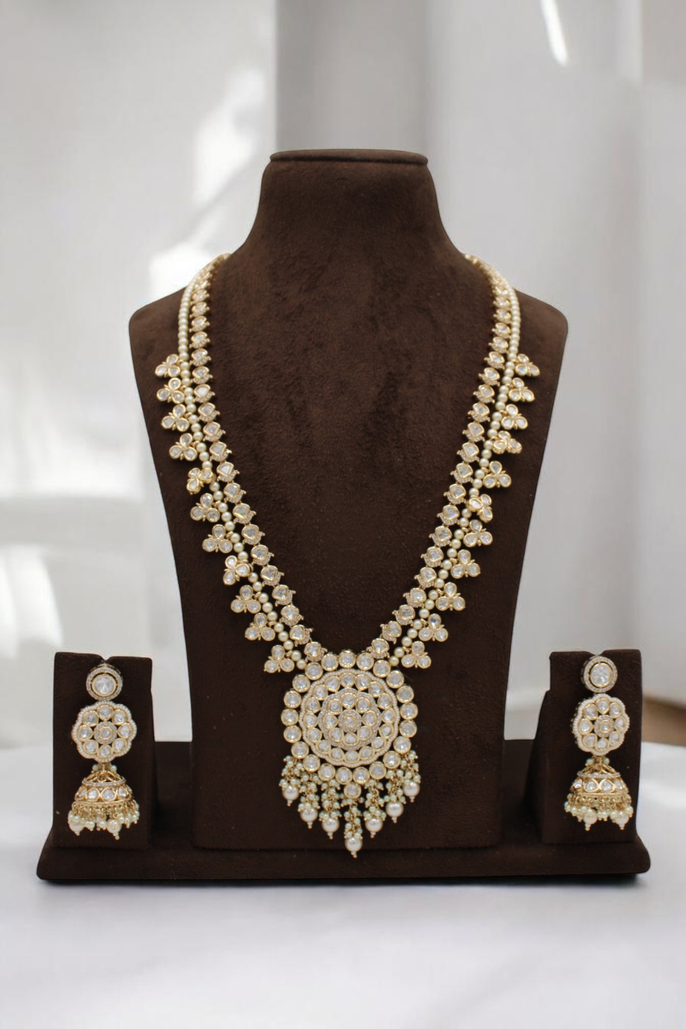 Elegant Traditional Jewelry Set with Intricate Design - Image 2