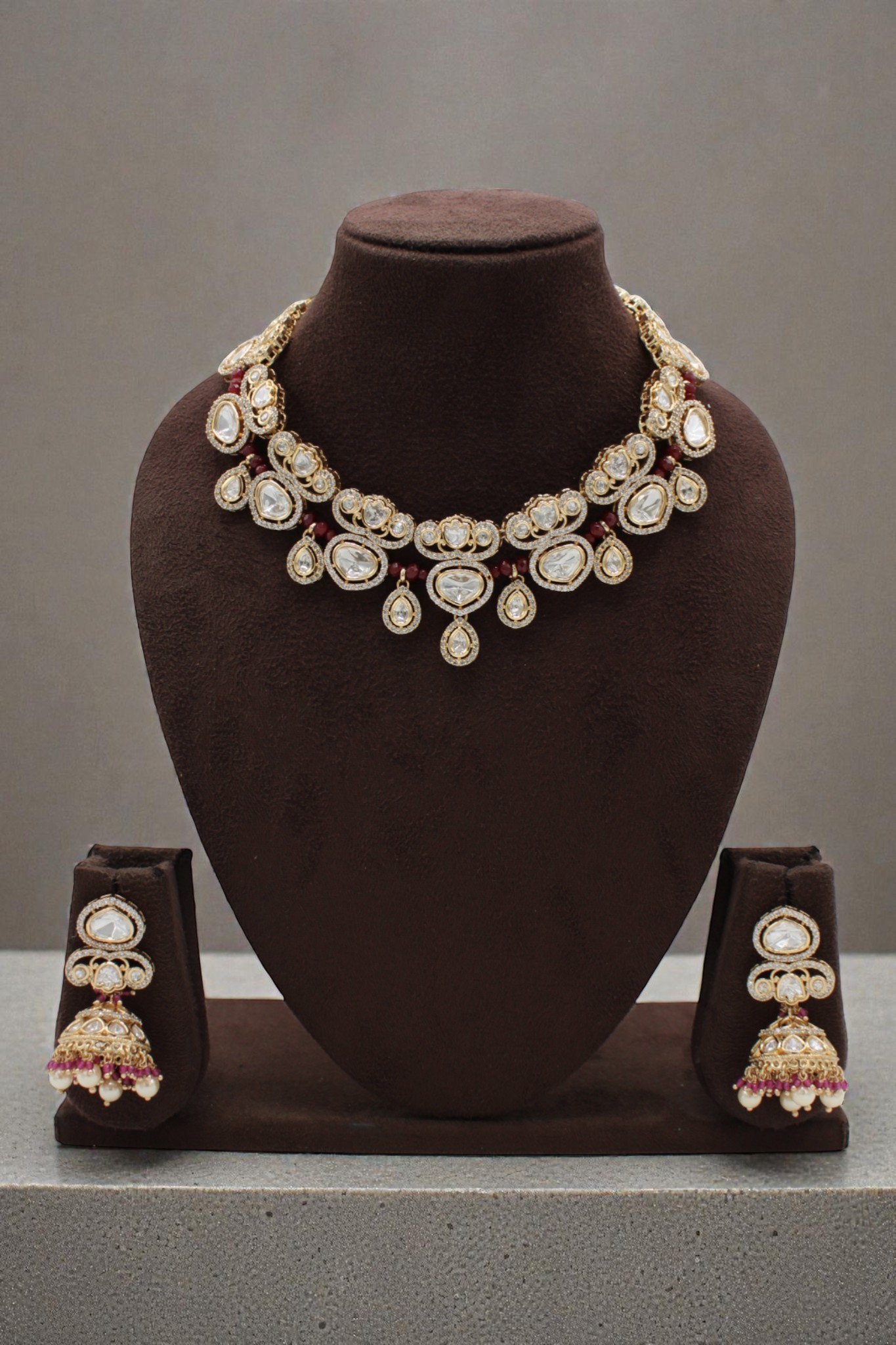Elegant Traditional Jewelry Set with Intricate Design - Image 3