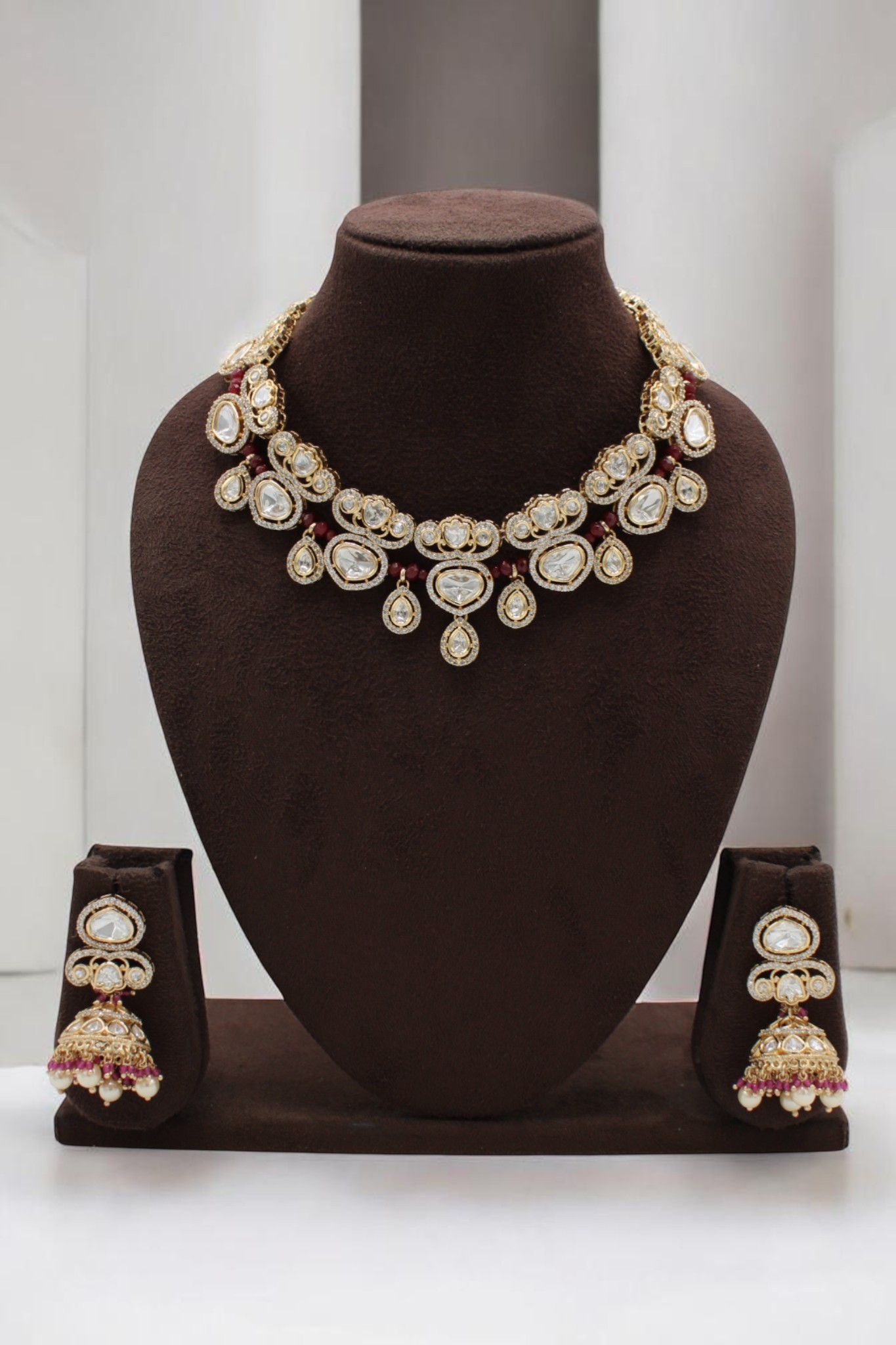 Elegant Traditional Jewelry Set with Intricate Design - Image 2