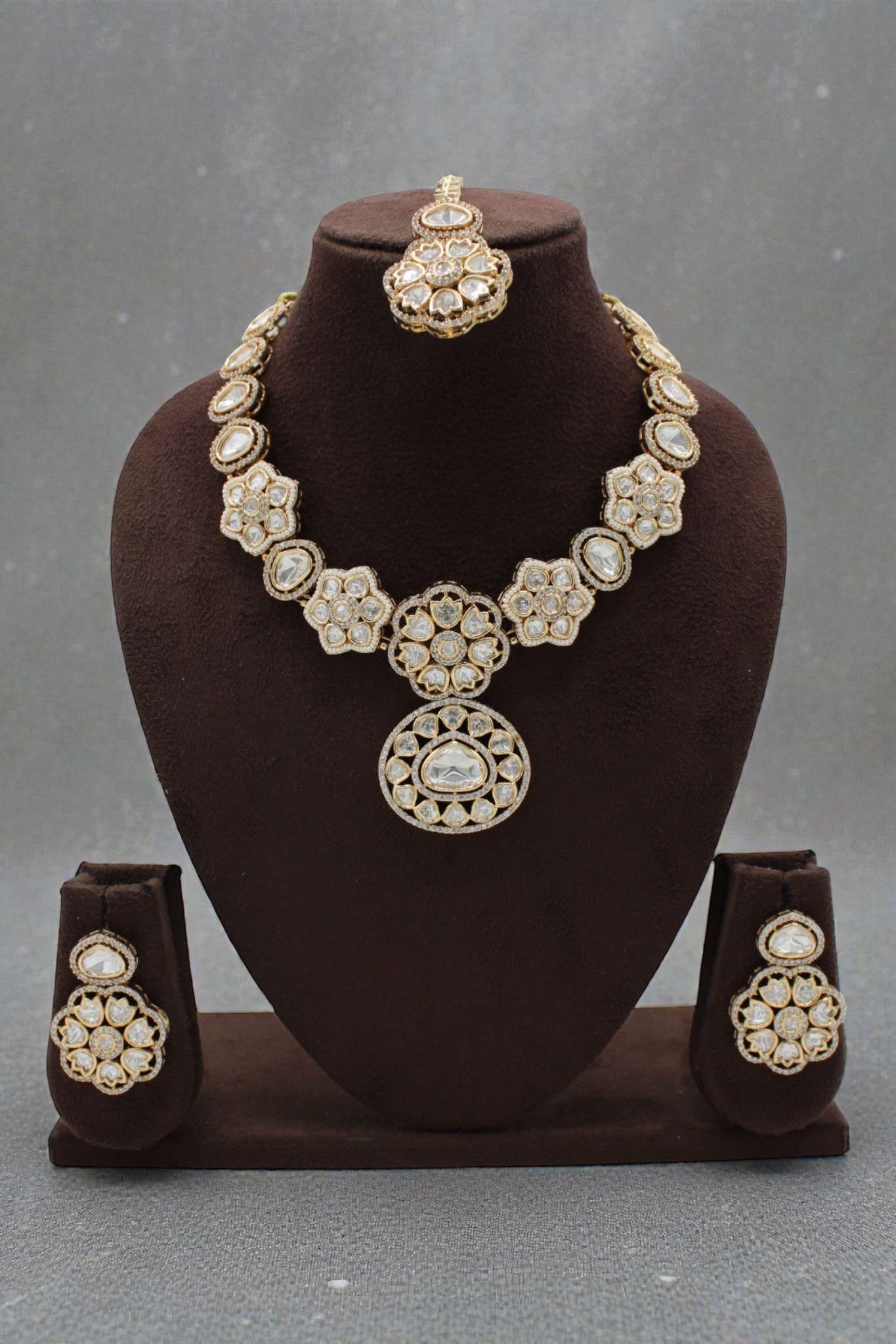 Elegant Traditional Jewelry Set with Intricate Design - Image 3