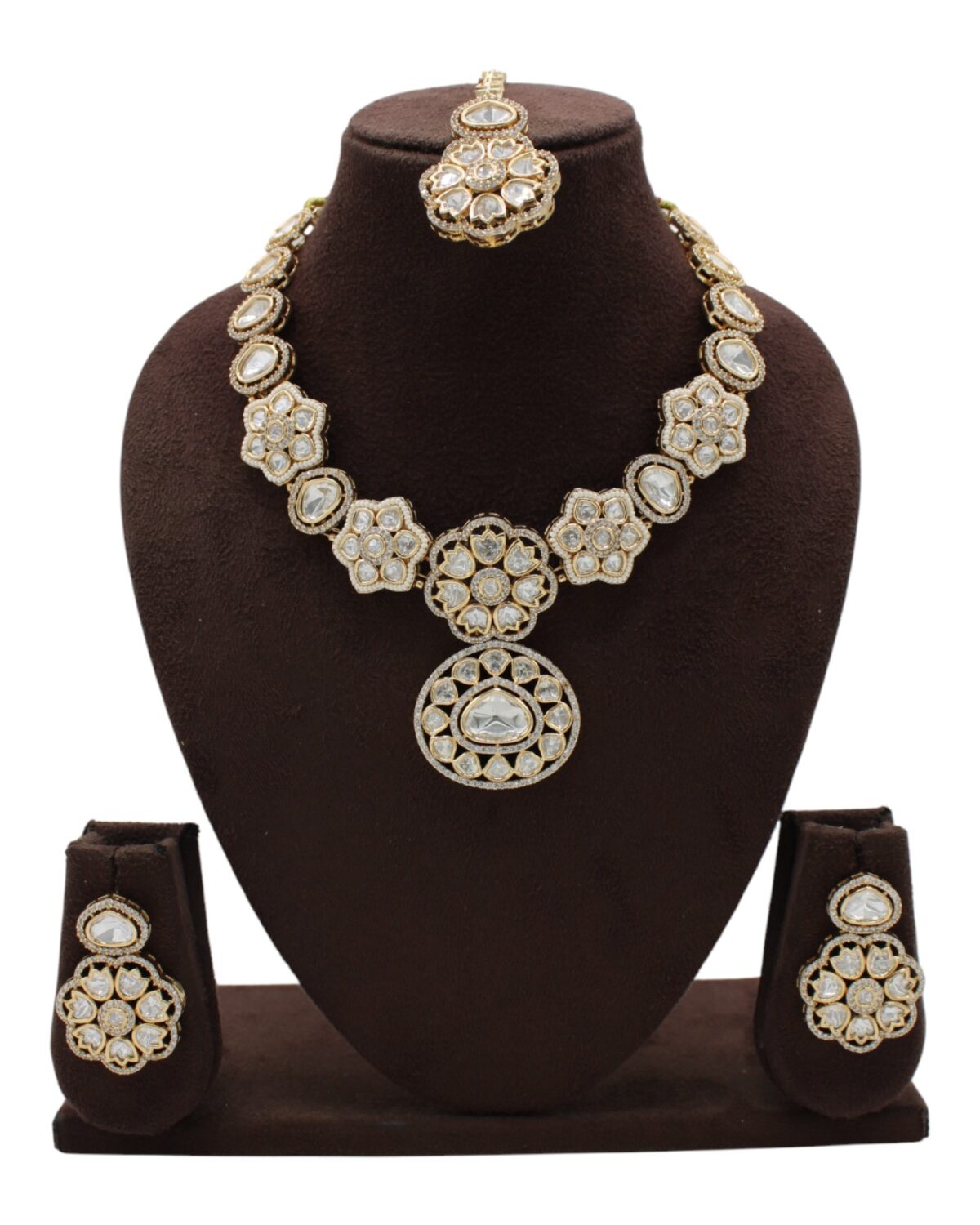 Elegant Traditional Jewelry Set with Intricate Design