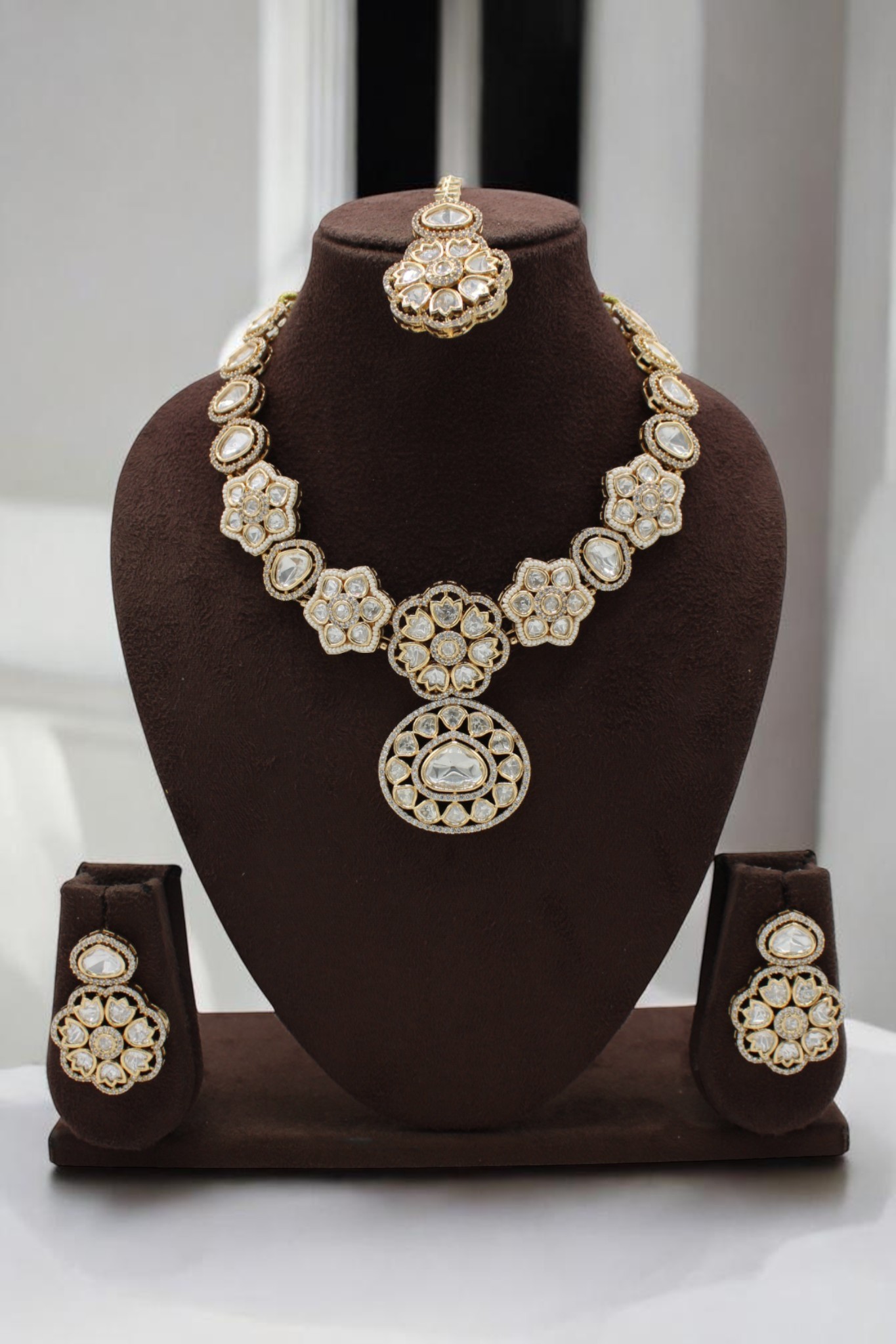 Elegant Traditional Jewelry Set with Intricate Design - Image 2