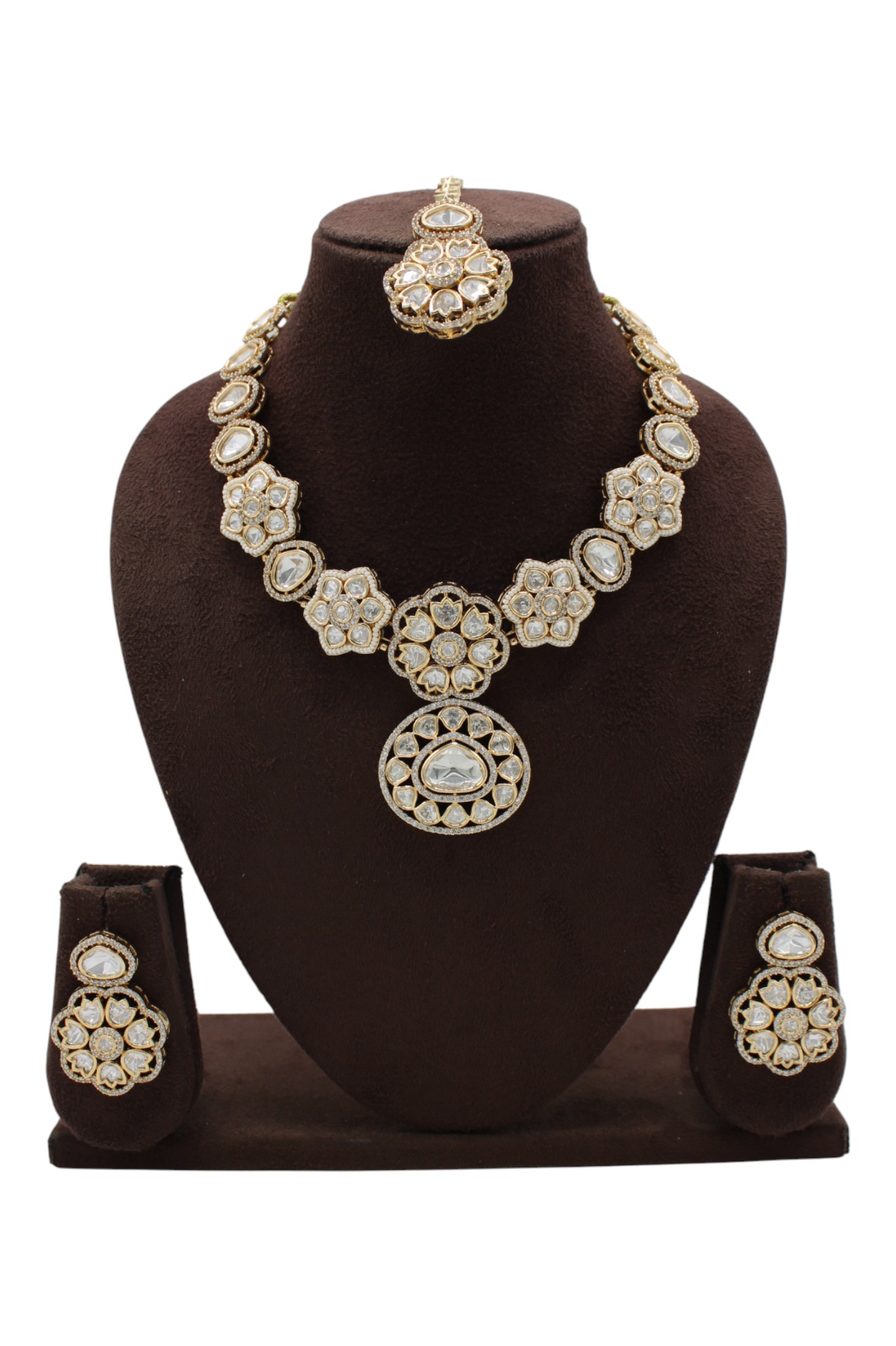 Elegant Traditional Jewelry Set with Intricate Design