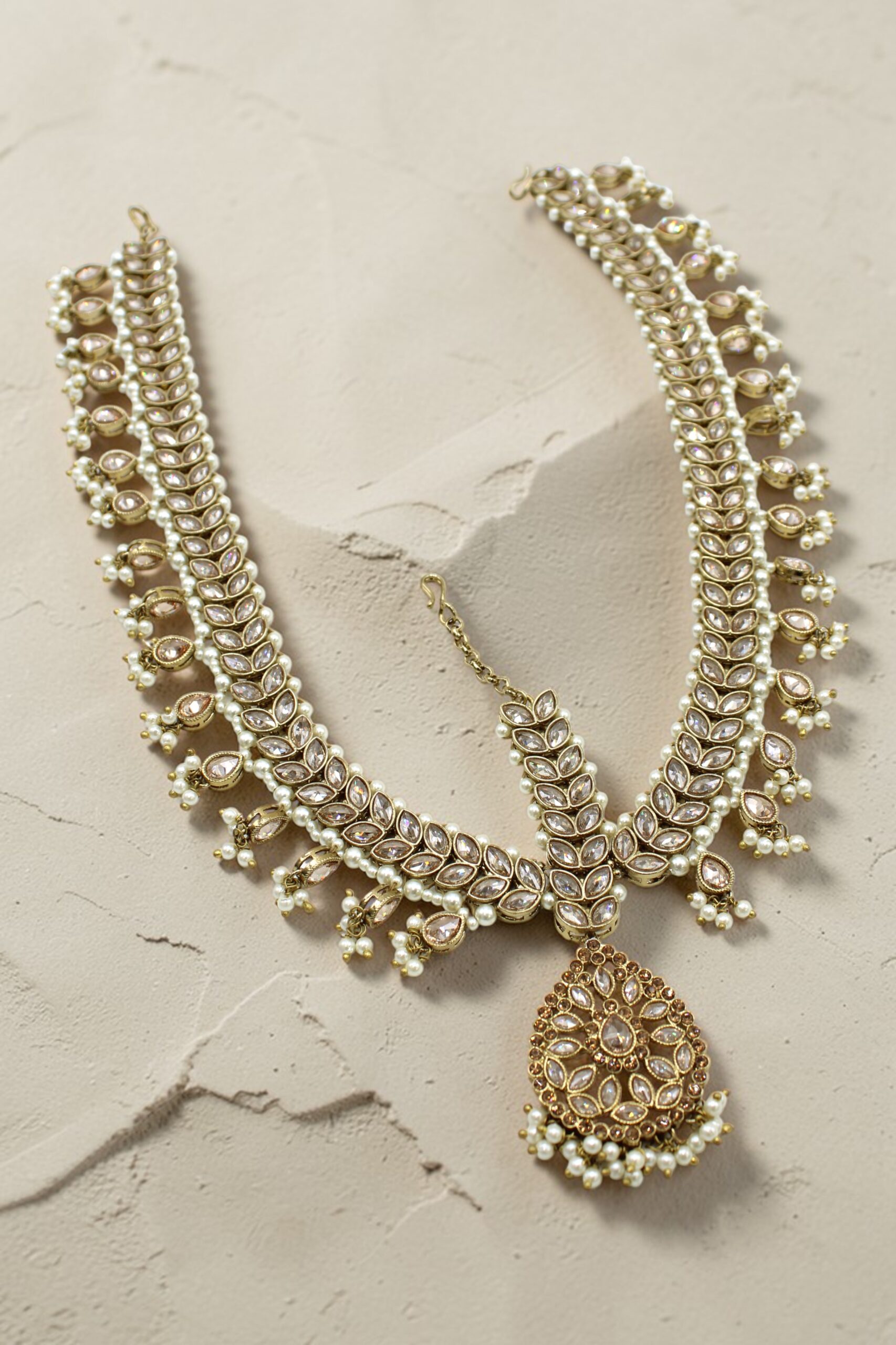 Elegant Traditional Gold Necklace with Pearl Accents - Image 2