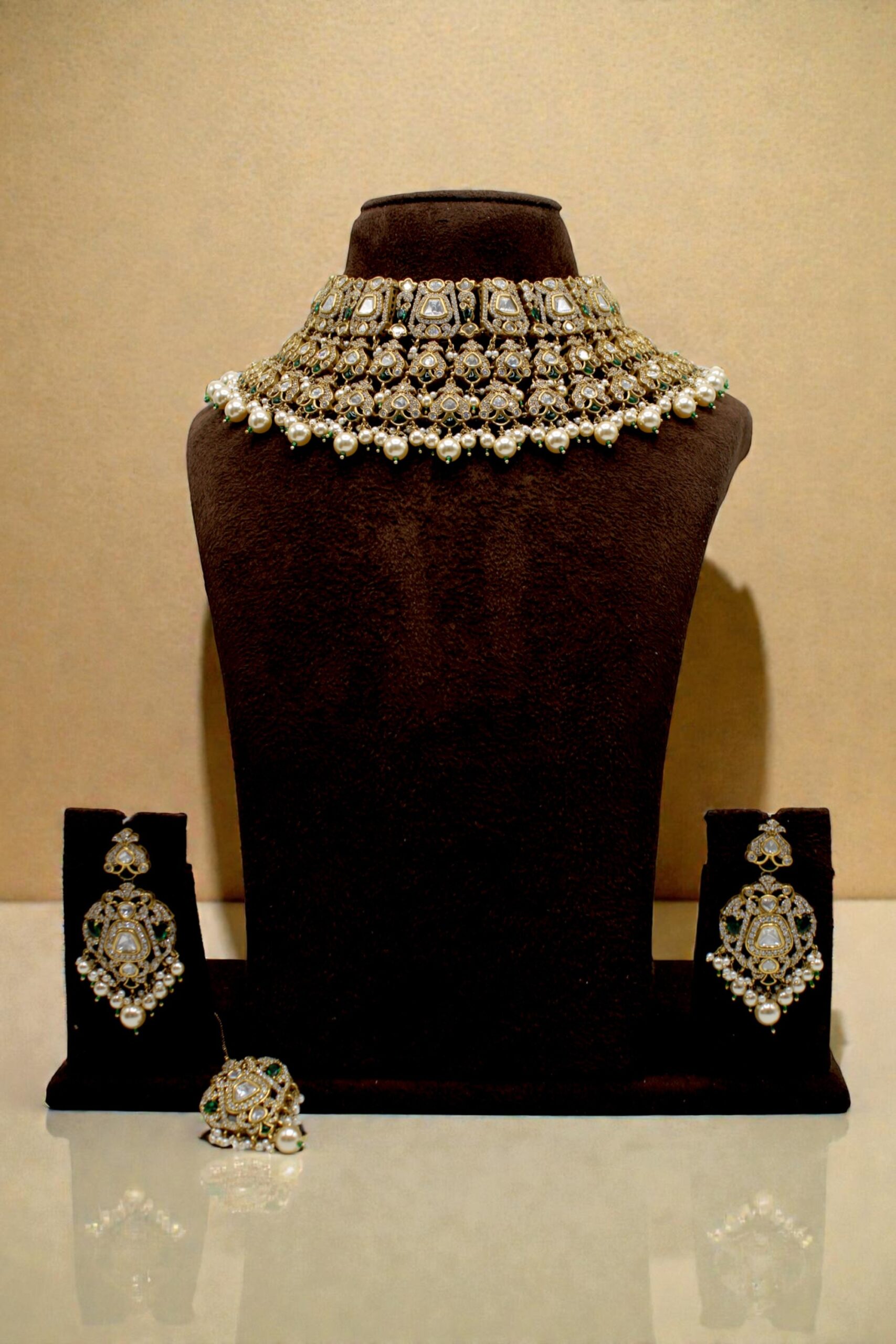 Elegant Traditional Jewelry Set with Intricate Design - Image 3