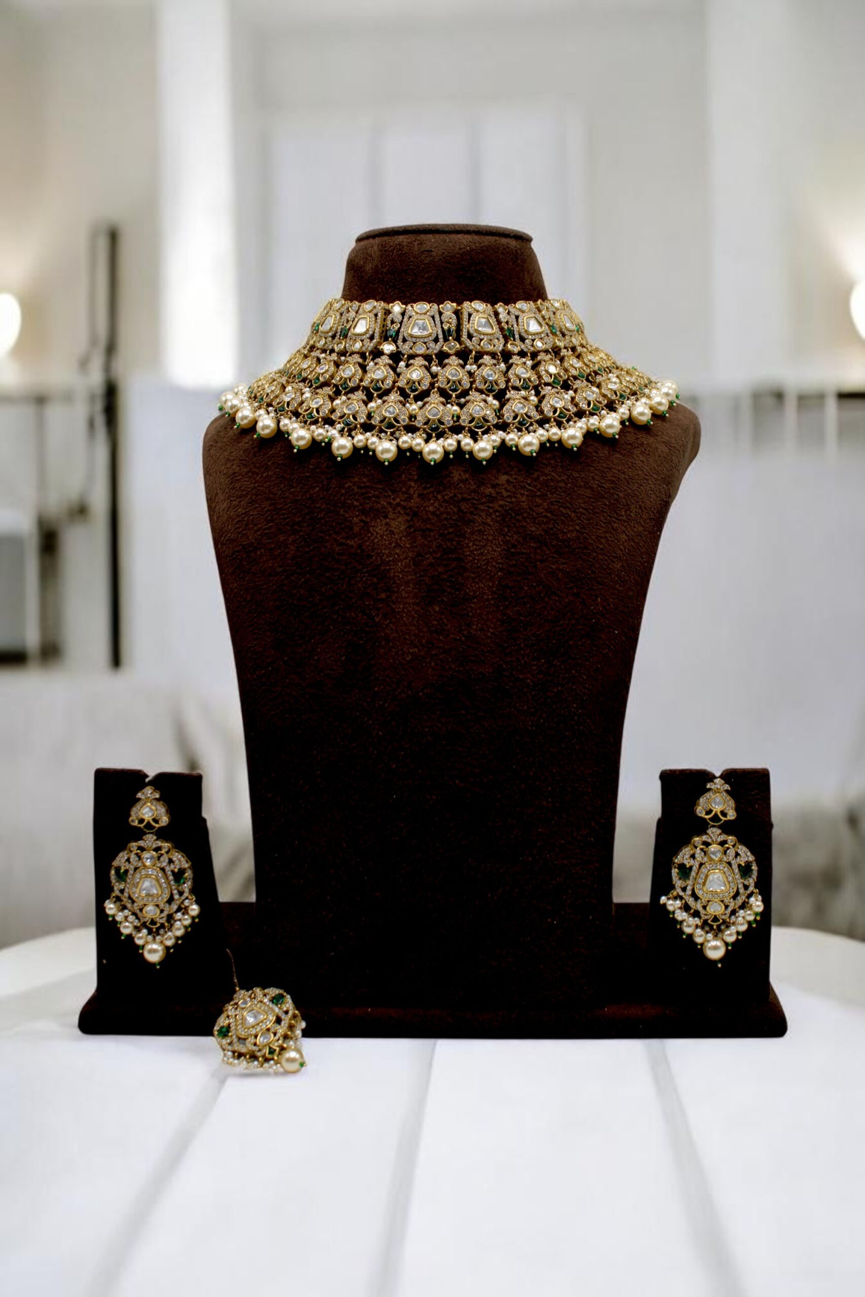 Elegant Traditional Jewelry Set with Intricate Design - Image 2