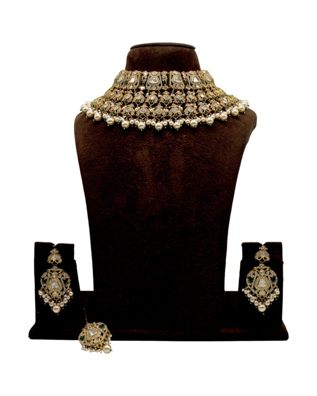 Elegant Traditional Jewelry Set with Intricate Design