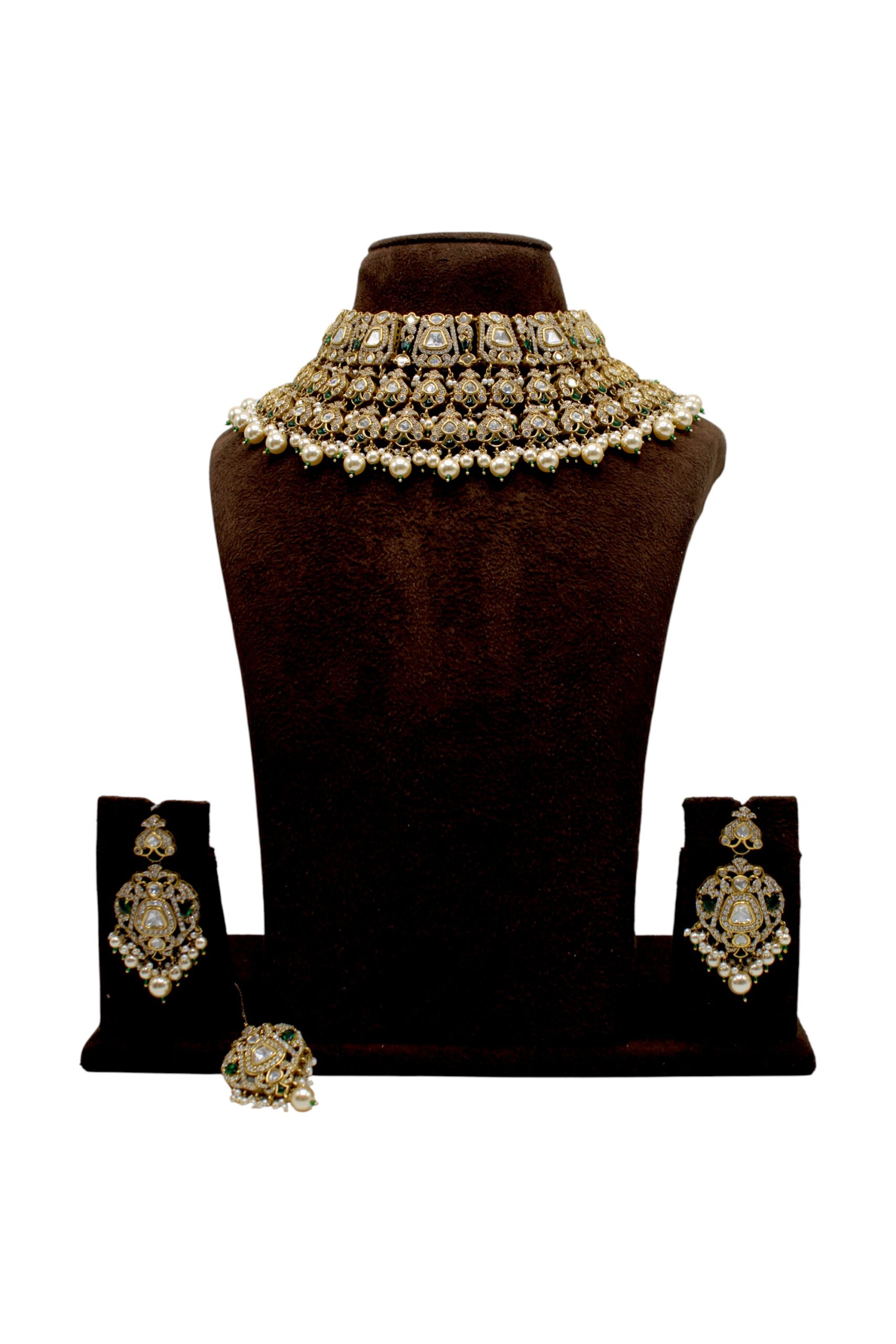 Elegant Traditional Jewelry Set with Intricate Design