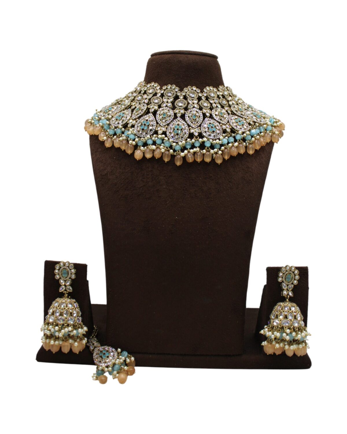 Elegant Traditional Jewelry Set with Intricate Design