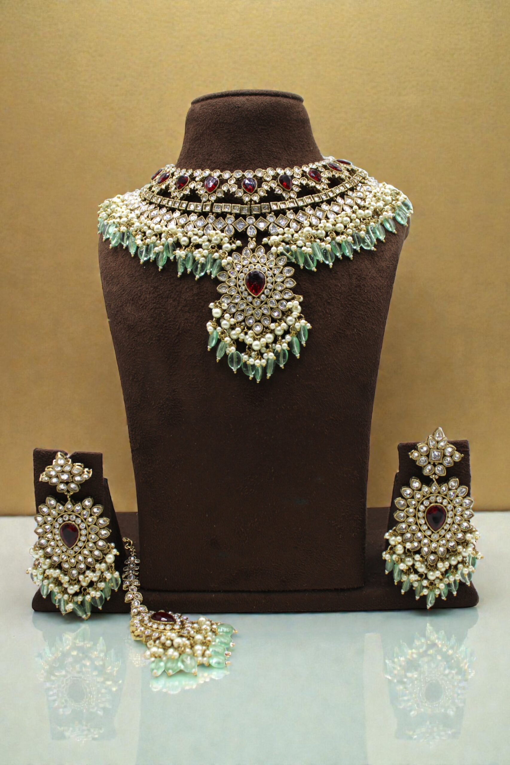 Elegant Traditional Indian Jewelry Set with Pearls and Gemstones - Image 3