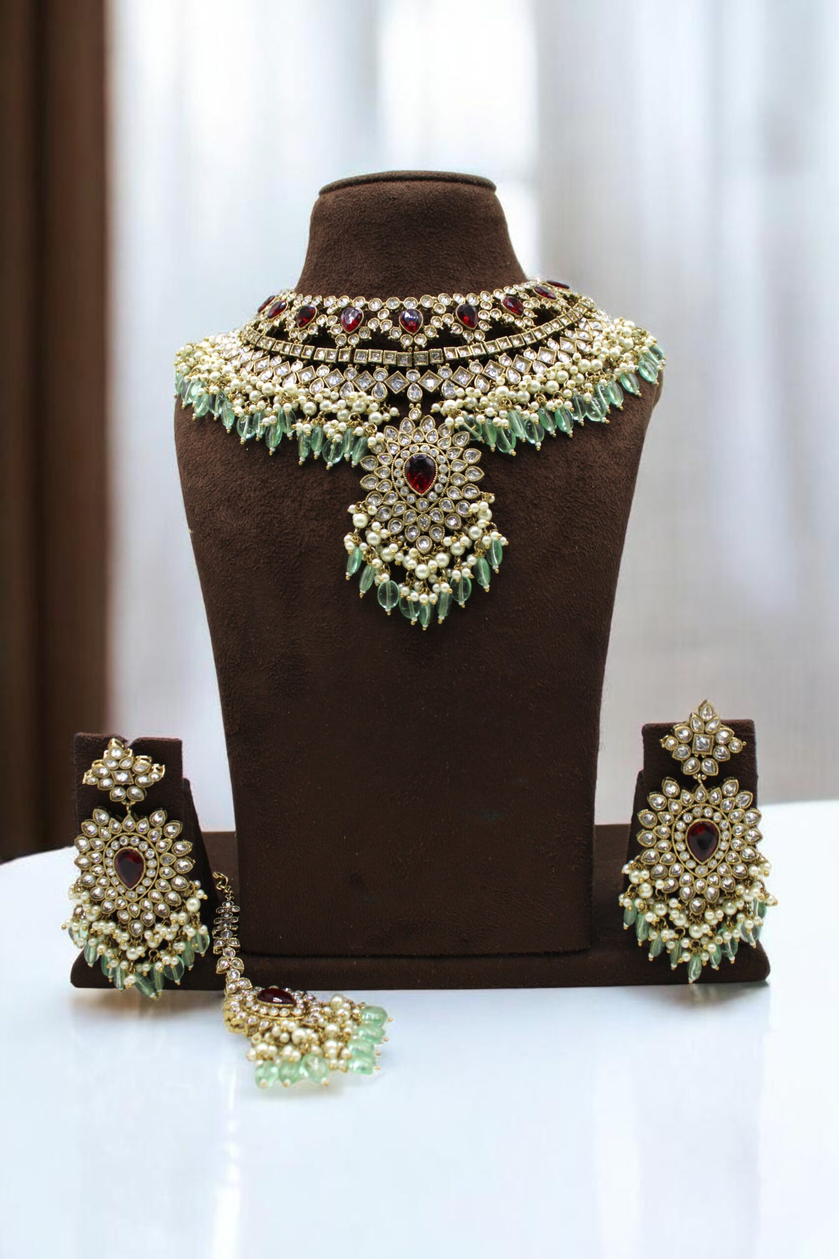 Elegant Traditional Indian Jewelry Set with Pearls and Gemstones - Image 2