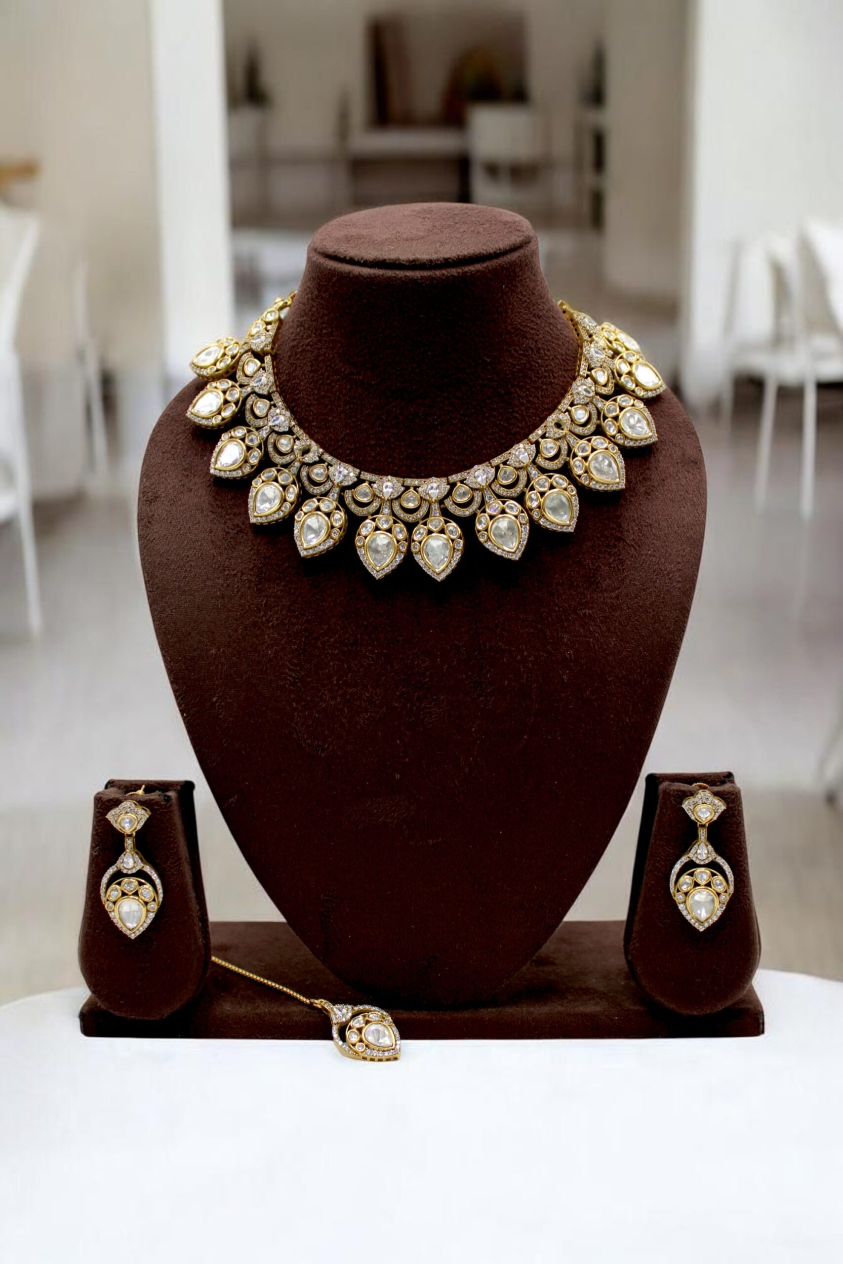 Elegant Gold and Diamond Jewelry Set - Image 2