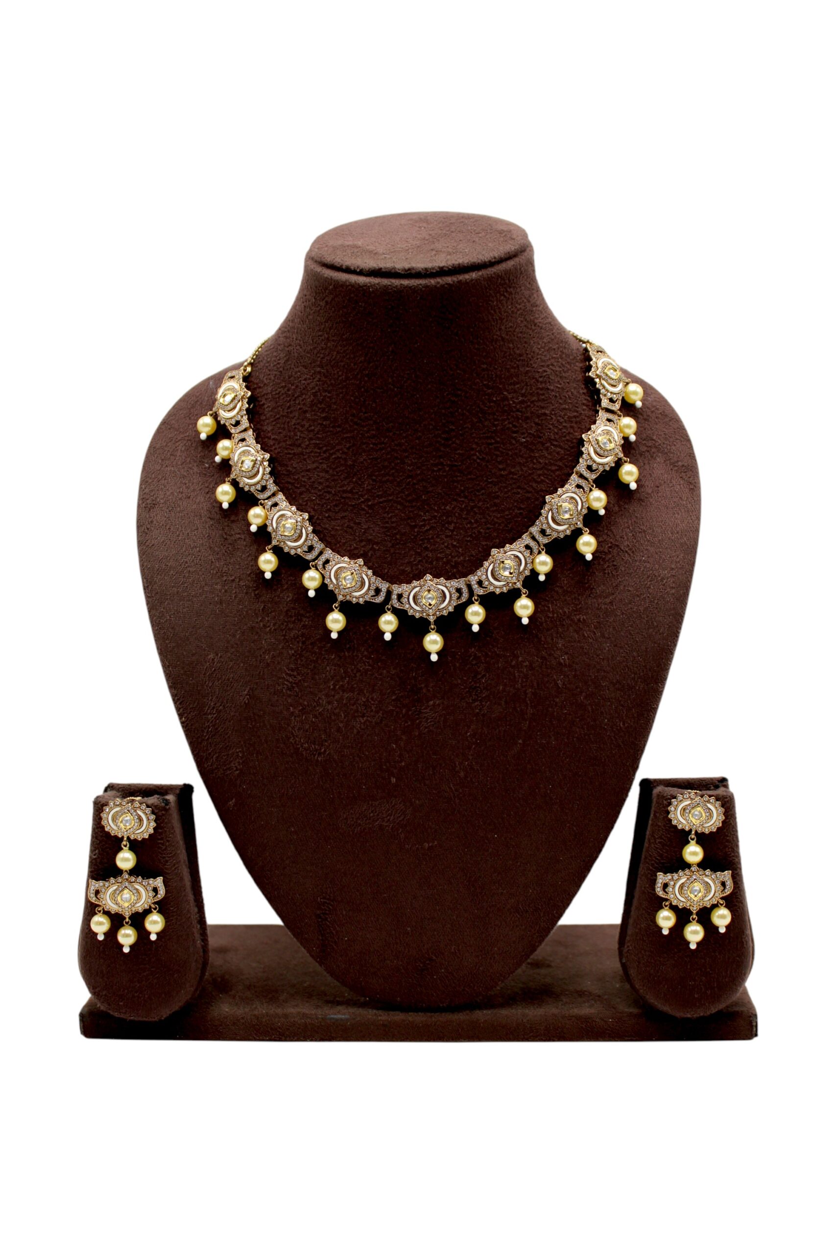 Elegant Traditional Jewelry Set with Necklace and Earrings
