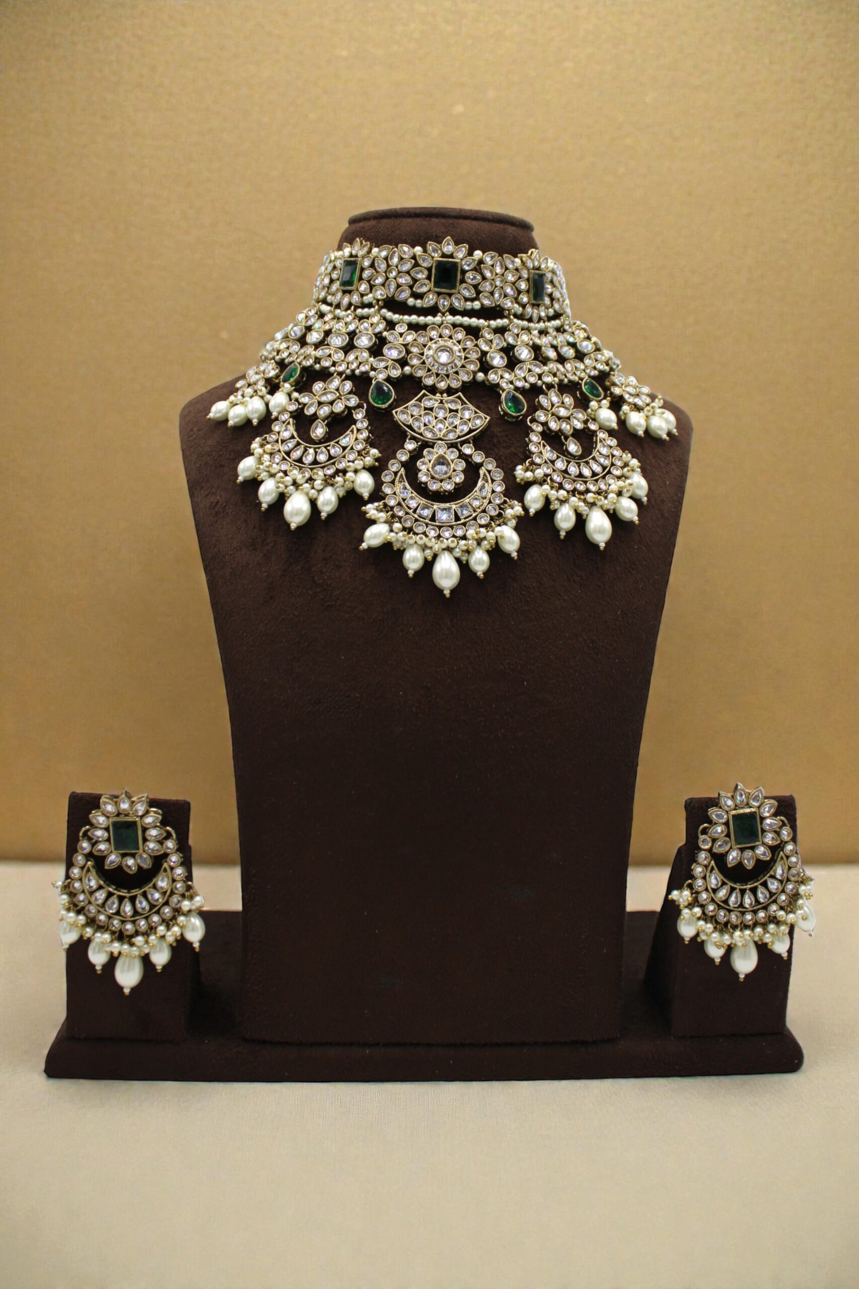 Elegant Traditional Indian Jewelry Set with Intricate Design - Image 3
