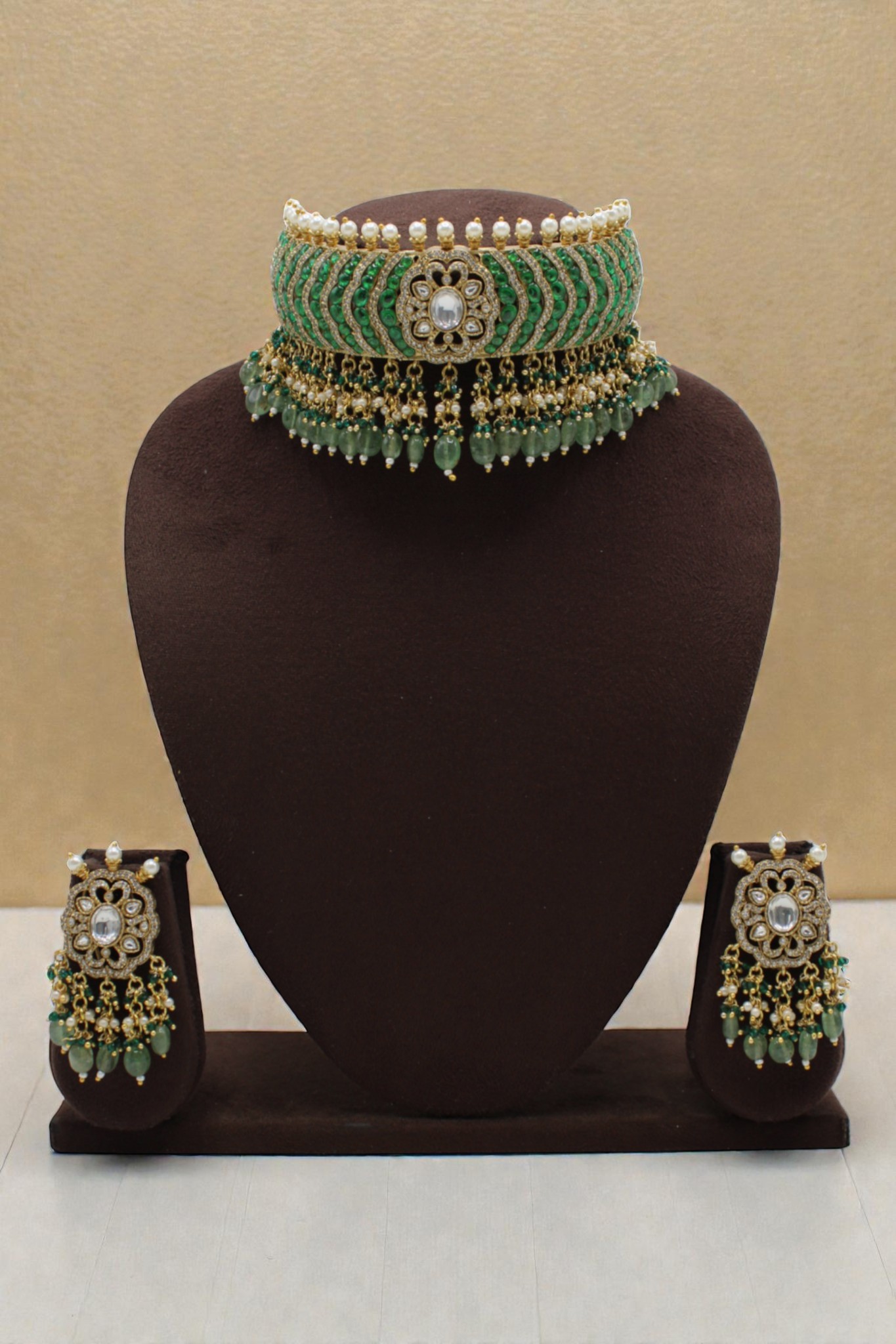Elegant Green and Gold Jewelry Set with Choker and Earrings - Image 3