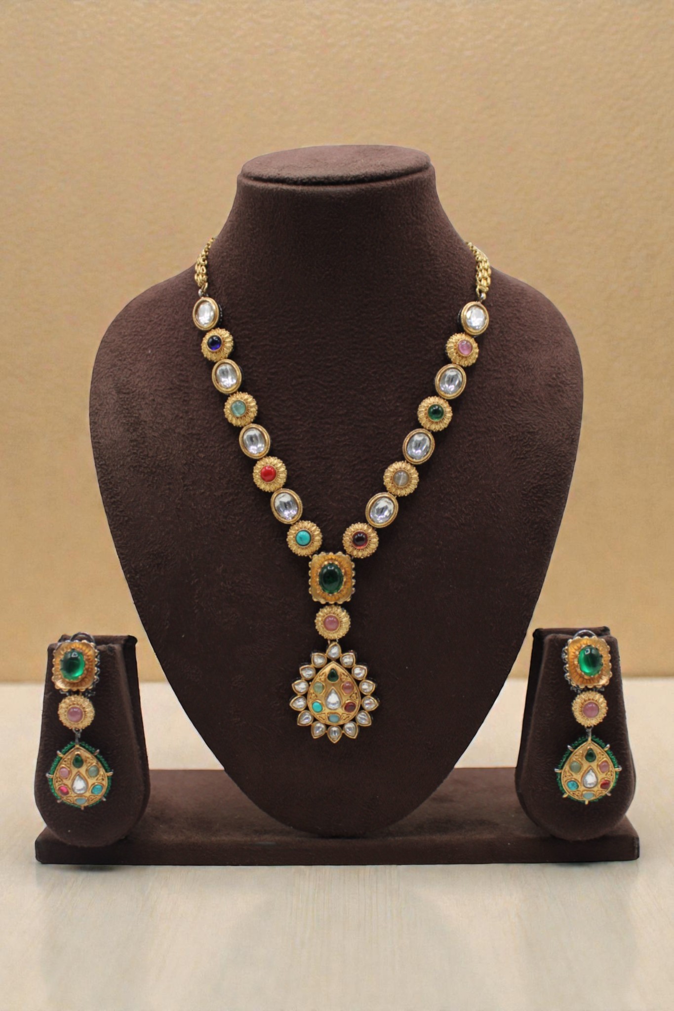 Elegant Traditional Jewelry Set with Colorful Gemstones - Image 3